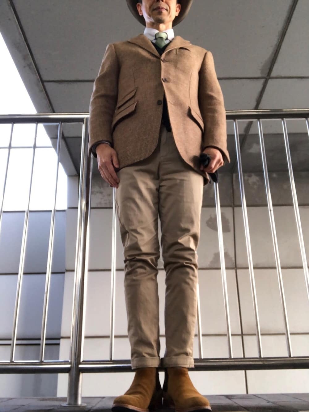 「ジャケパン、トラッド、ベージュ×グリーン、サイドゴアブーツ、ツイードジャケット、チノパン、KAKEYA JEANS」｜「BEAMS Fのアイテム（テーラードジャケット、ベージュ系）」を使った、Paulさん（メンズ・171cm）の冬コーディネートの1枚目の写真