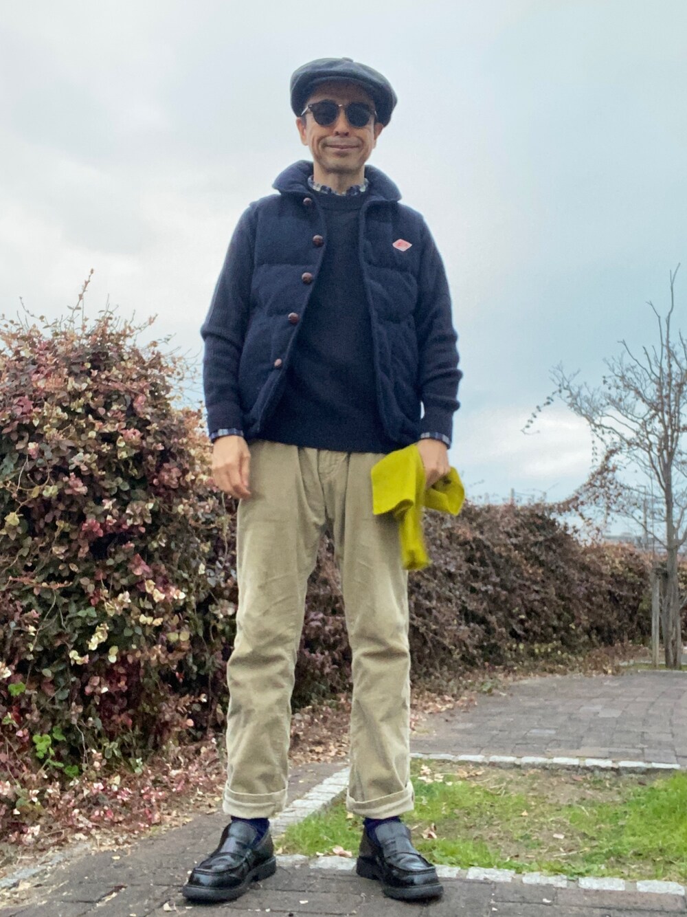 「年末WEAR感謝祭、ネイビー×ベージュ、ウールダウンベスト、コインローファー、KAKEYA JEANS、コーデュロイパンツ、ネルシャツ、ミドルゲージニット」｜「DANTONのDANTON×BEAMS / 別注 ウールモッサダウンベスト（ダウンベスト、ブルー系）」を使った、Paulさん（メンズ・171cm）の冬コーディネートの1枚目の写真