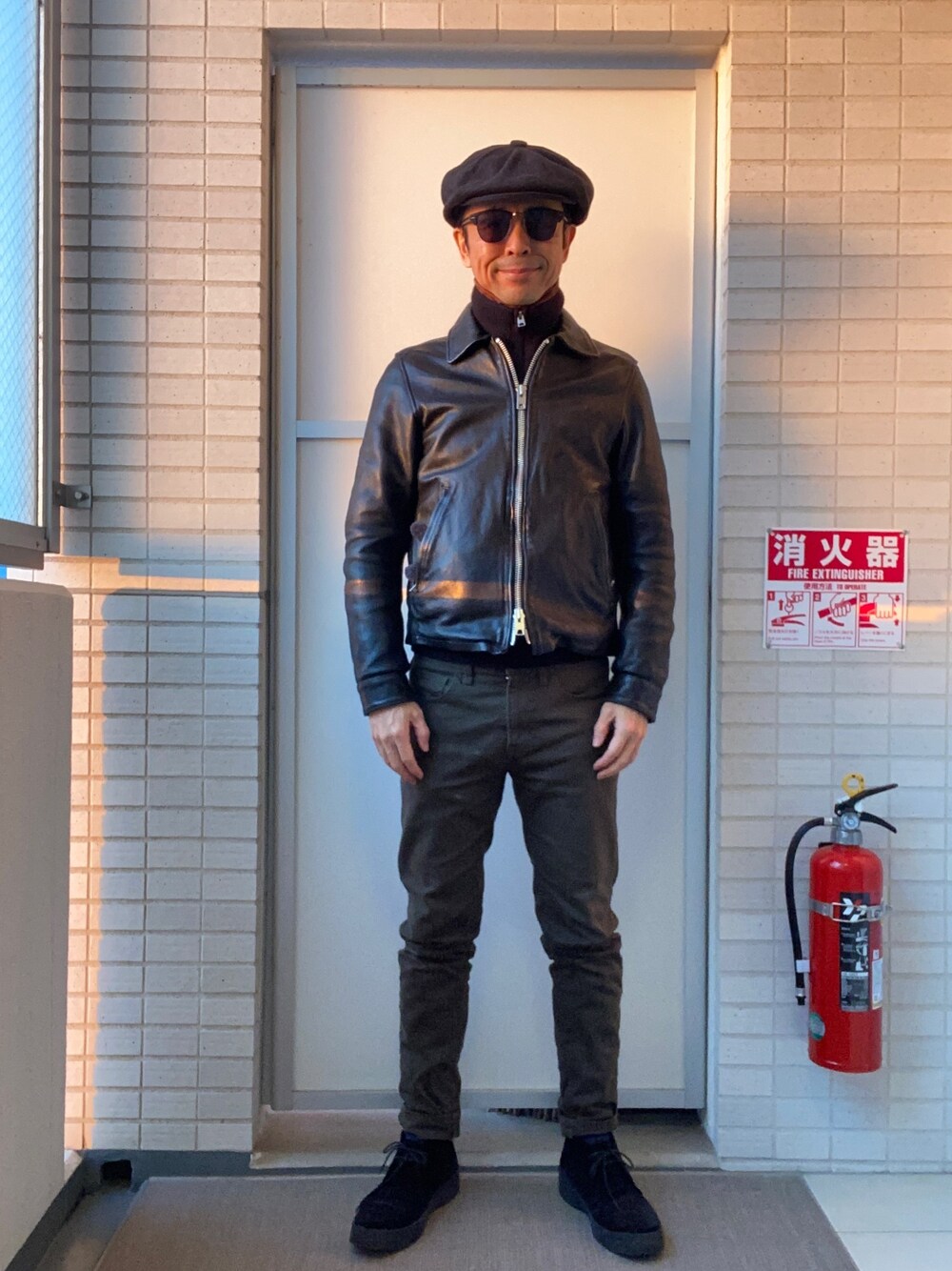 「ジップアップニット、襟付きライダースジャケット、タートルネックカットソー、ブラック×カーキ、カラーデニムパンツ、スキニーデニム、マッドガード、ブリットチャッカ」｜「schottのSchott×FREAK'S STORE/ショット×フリークスストア 別注レザージップジャケット（ライダースジャケット、ブラック系）」を使った、Paulさん（メンズ・171cm）の冬コーディネートの1枚目の写真