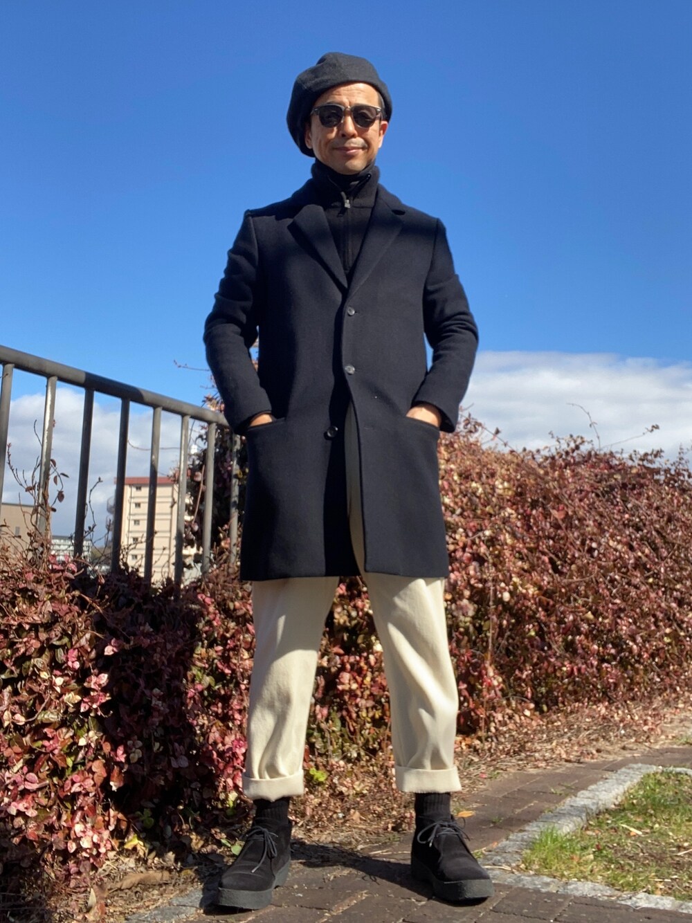 「ネイビー×ホワイト、メルトンパンツ、ブリットチャッカ、マッドガード、ジップアップニット、JW Anderson x UNIQLO、キャスケット後ろ被り」｜「A.P.C.のアイテム（チェスターコート、ブルー系）」を使った、Paulさん（メンズ・171cm）の冬コーディネートの1枚目の写真