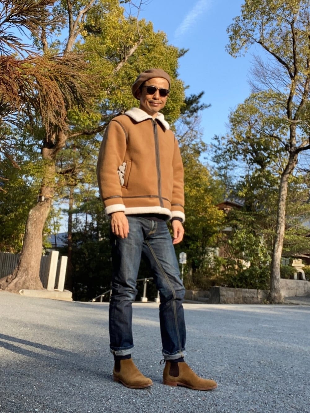 「チョコ色に染まれ、B3、サイドゴアブーツ、ネイビー×キャメル、KAKEYA JEANS」｜「UNIQLOの4990円、2020/10/16購入、ウィメンズ　L（ジャケット/アウター、ブラウン系）」を使った、Paulさん（メンズ・171cm）の冬コーディネートの1枚目の写真