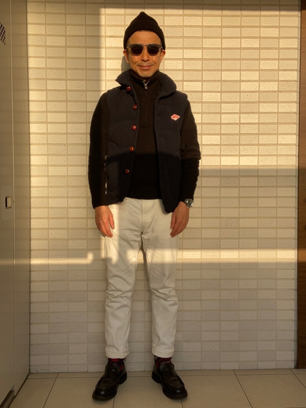 「ホワイトデニムパンツ、ウールダウンベスト、ジップアップニット、ネイビー×ホワイト、コインローファー、UNIQLO JW ANDERSON」｜「DANTONのDANTON×BEAMS / 別注 ウールモッサダウンベスト（ダウンベスト、ブルー系）」を使った、Paulさん（メンズ・171cm）の春コーディネートの1枚目の写真