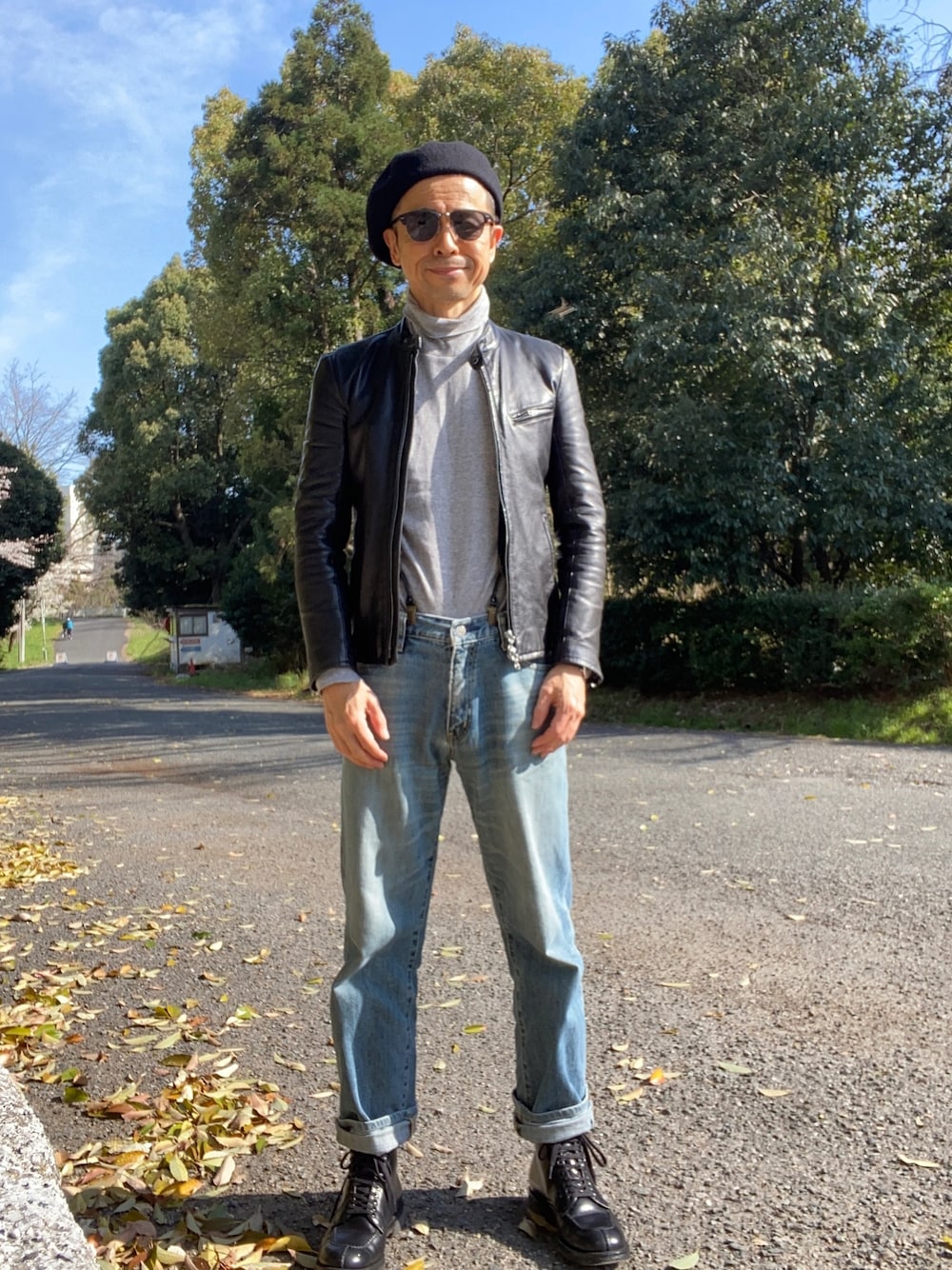 「タートルネックカットソー、ストレートデニム、タンカーブーツ、ネイビー×ブラック、シングルライダース」｜「LITHIUM HOMMEのLEATHER SINGLE RIDERS <NEW CLASSIC LINE>（ライダースジャケット、ブラック系）」を使った、Paulさん（メンズ・171cm）の春コーディネートの1枚目の写真