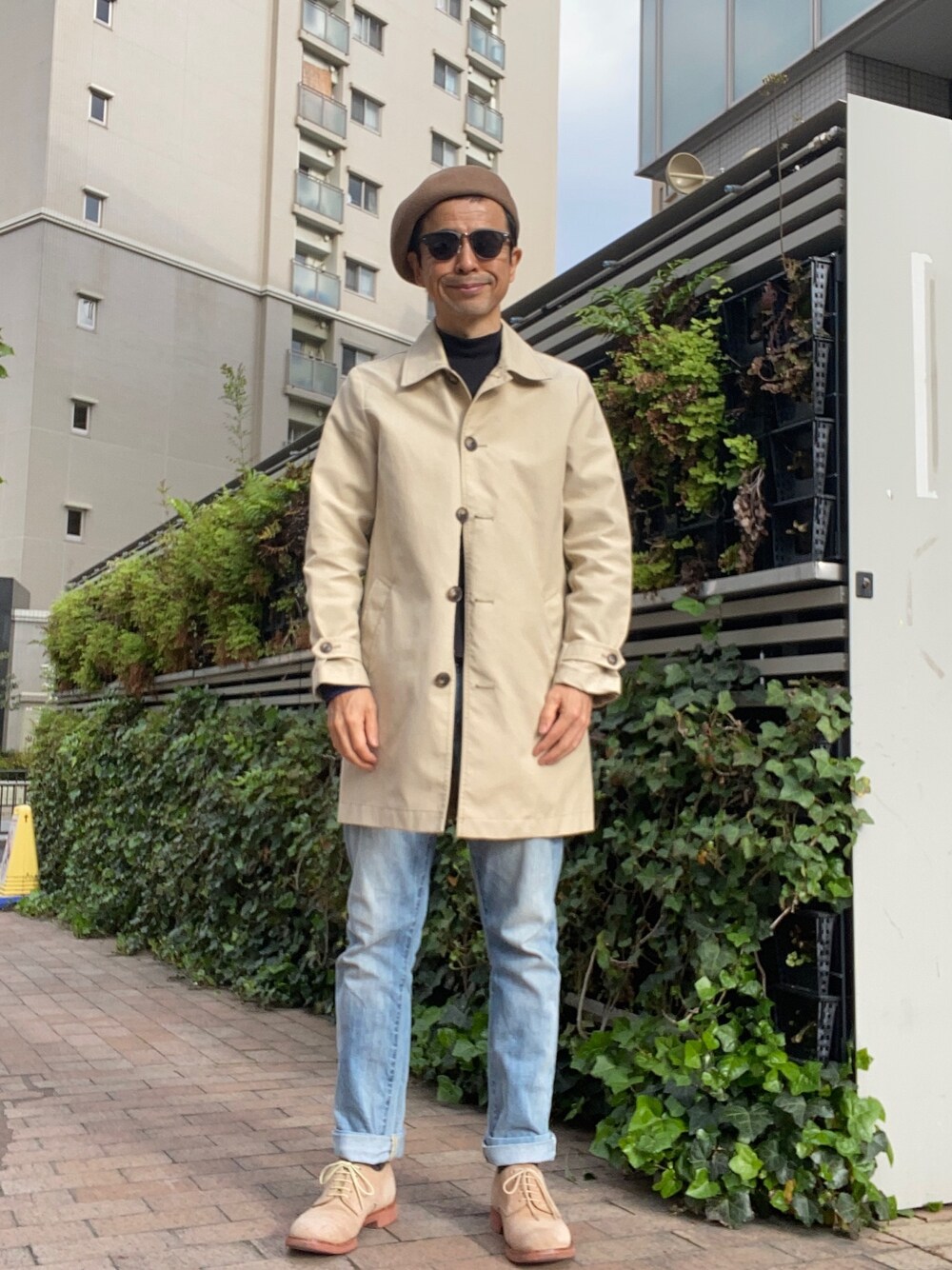 「ベージュ×ブルー、アイスブルーデニム、スプリングコート、ショートコート、ダーティーバックス、モックネックカットソー」｜「GAPのアイテム（ステンカラーコート、ベージュ系）」を使った、Paulさん（メンズ・171cm）の春コーディネートの1枚目の写真