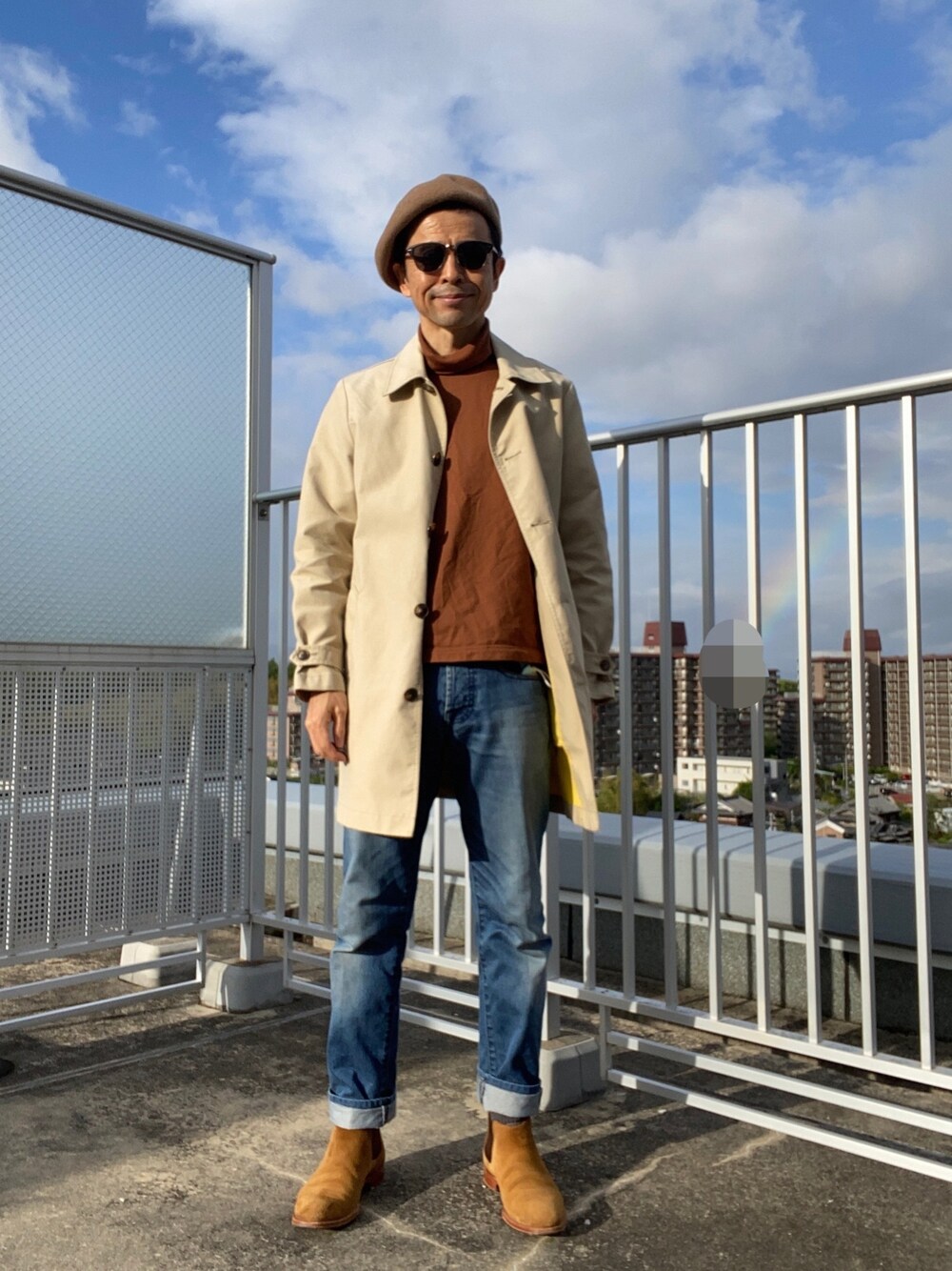 「サイドゴアブーツ、タートルネックカットソー、ネイビー×キャメル、UNIQLO U」｜「GAPのアイテム（ステンカラーコート、ベージュ系）」を使った、Paulさん（メンズ・171cm）の春コーディネートの1枚目の写真