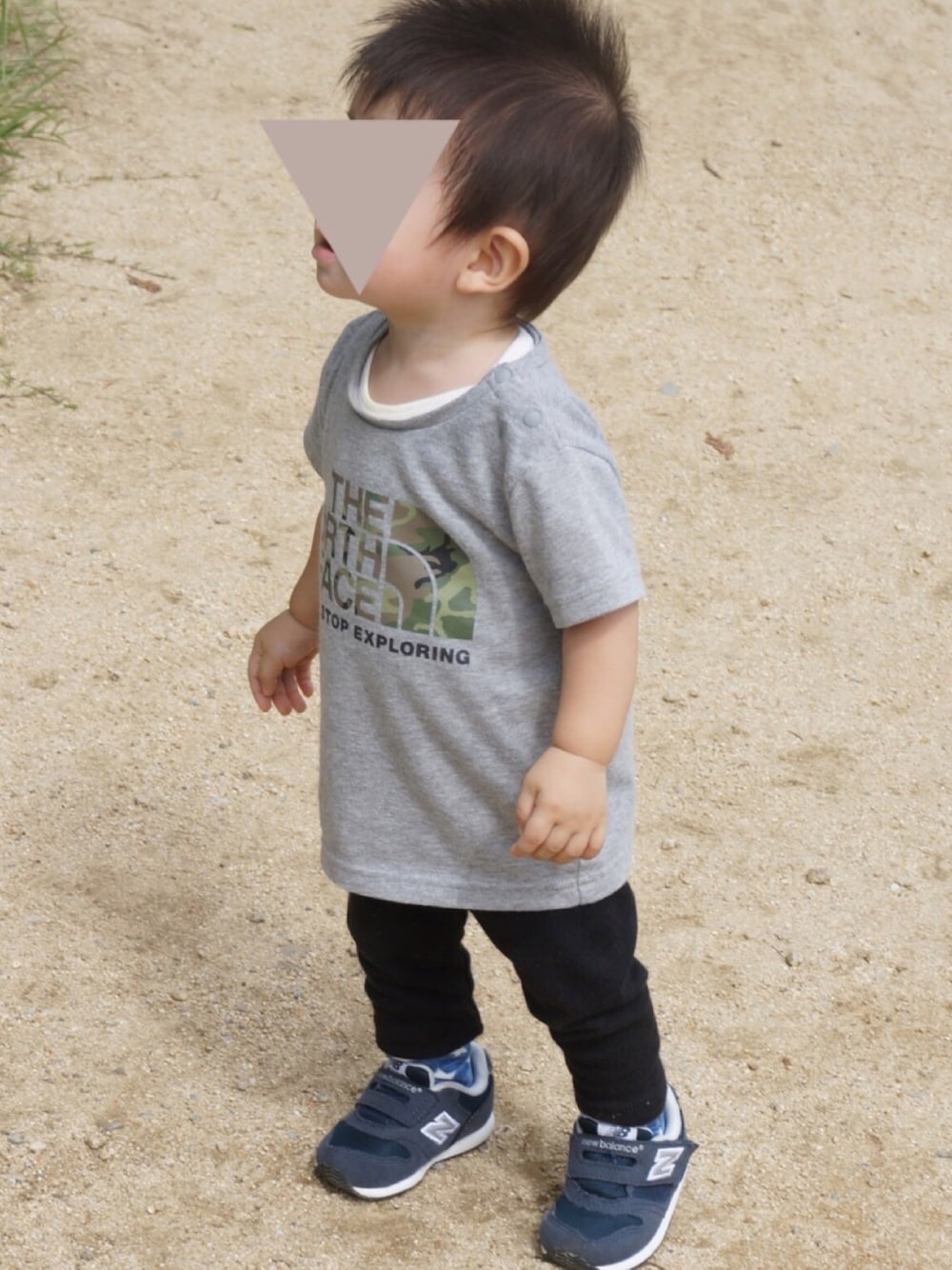 「1歳、カジュアル、キッズファッション、むすこーで、おとこのこ、動物園」｜「THE NORTH FACEのザ・ノース・フェイス キッズカットソー / ショートスリーブカモロゴティー（Tシャツ/カットソー、グレー系）」を使った、naoさん（キッズ・70cm）の秋コーディネートの1枚目の写真