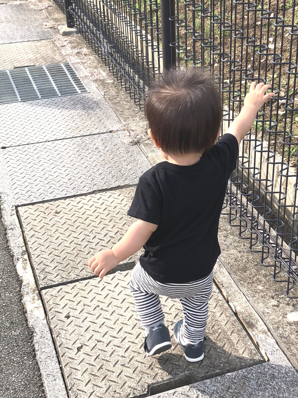 「公園スタイル、公園コーデ、公園、1歳、シンプル、おとこのこ、むすこーで」｜「西松屋のアイテム（Tシャツ/カットソー、ブラック系）」を使った、naoさん（キッズ・70cm）の秋コーディネートの1枚目の写真