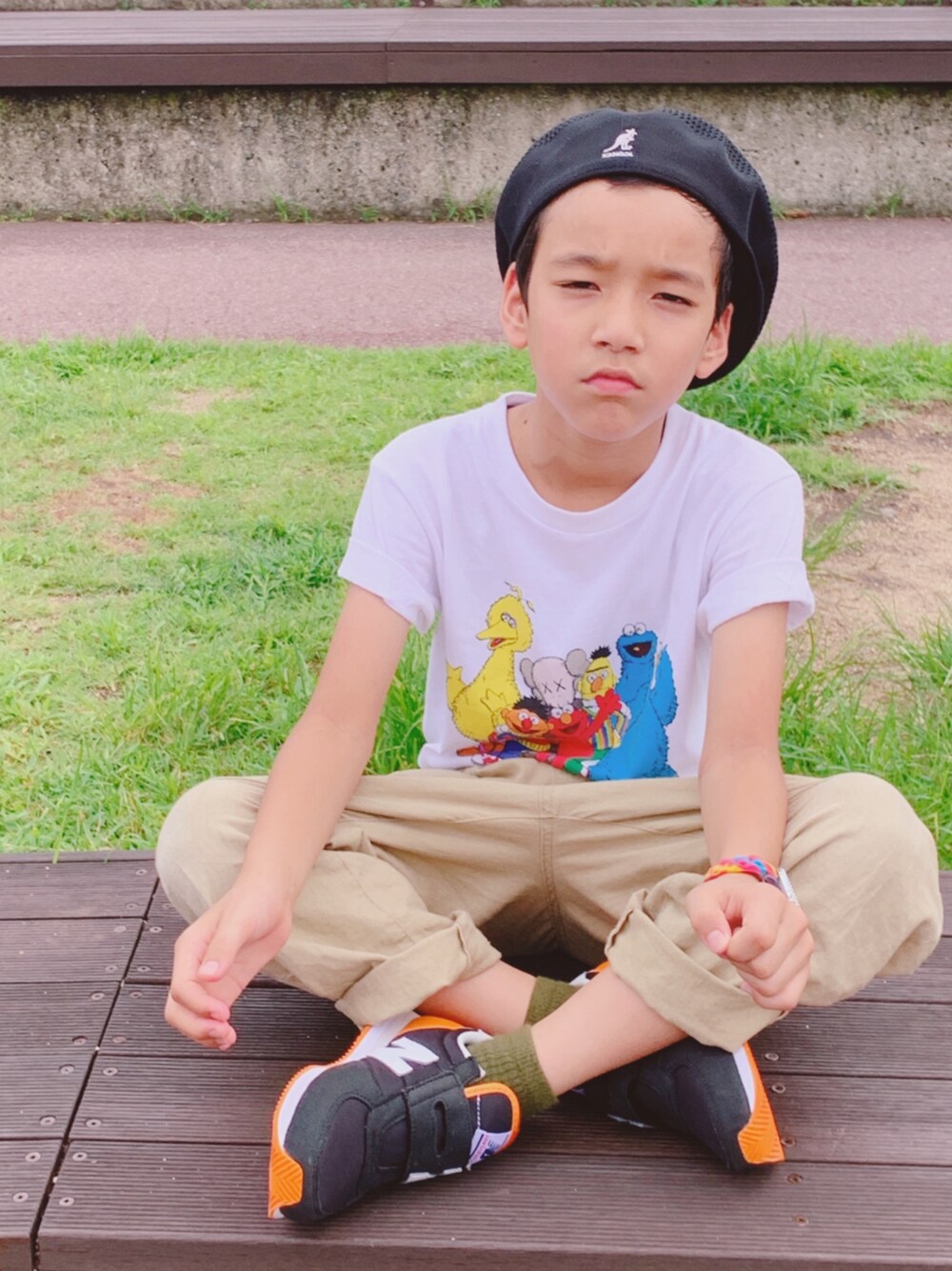 ホワイト系のTシャツ/カットソー、ベージュ系のカーゴパンツ、ブラック系のスニーカーを着用したキッズの夏コーディネートの1枚目の写真