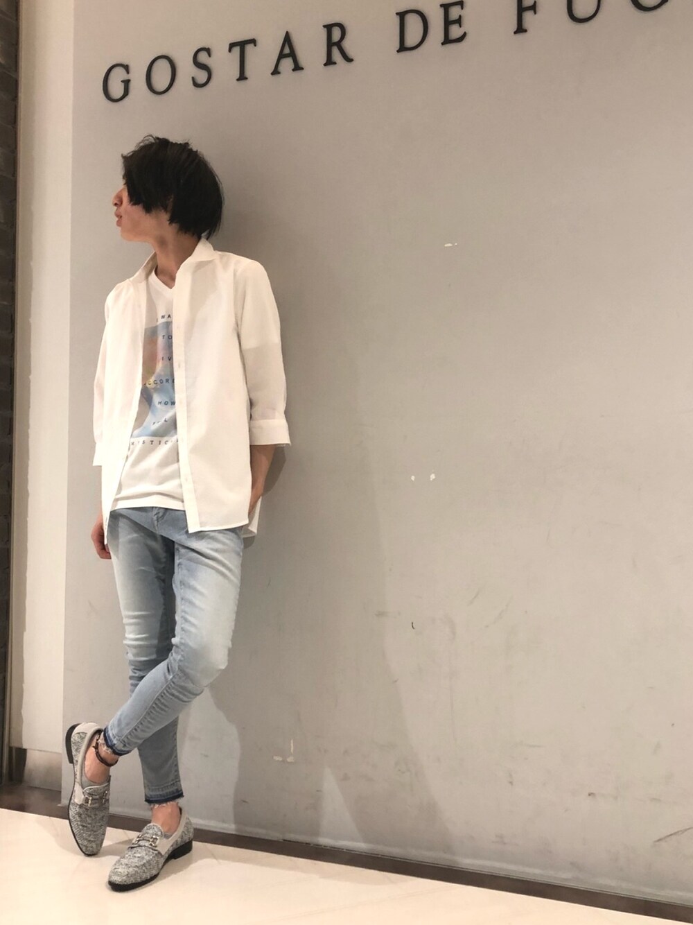 ホワイト系のシャツ/ブラウス、ホワイト系のTシャツ/カットソー、ブルー系のデニムパンツを着用したメンズの夏コーディネートの1枚目の写真