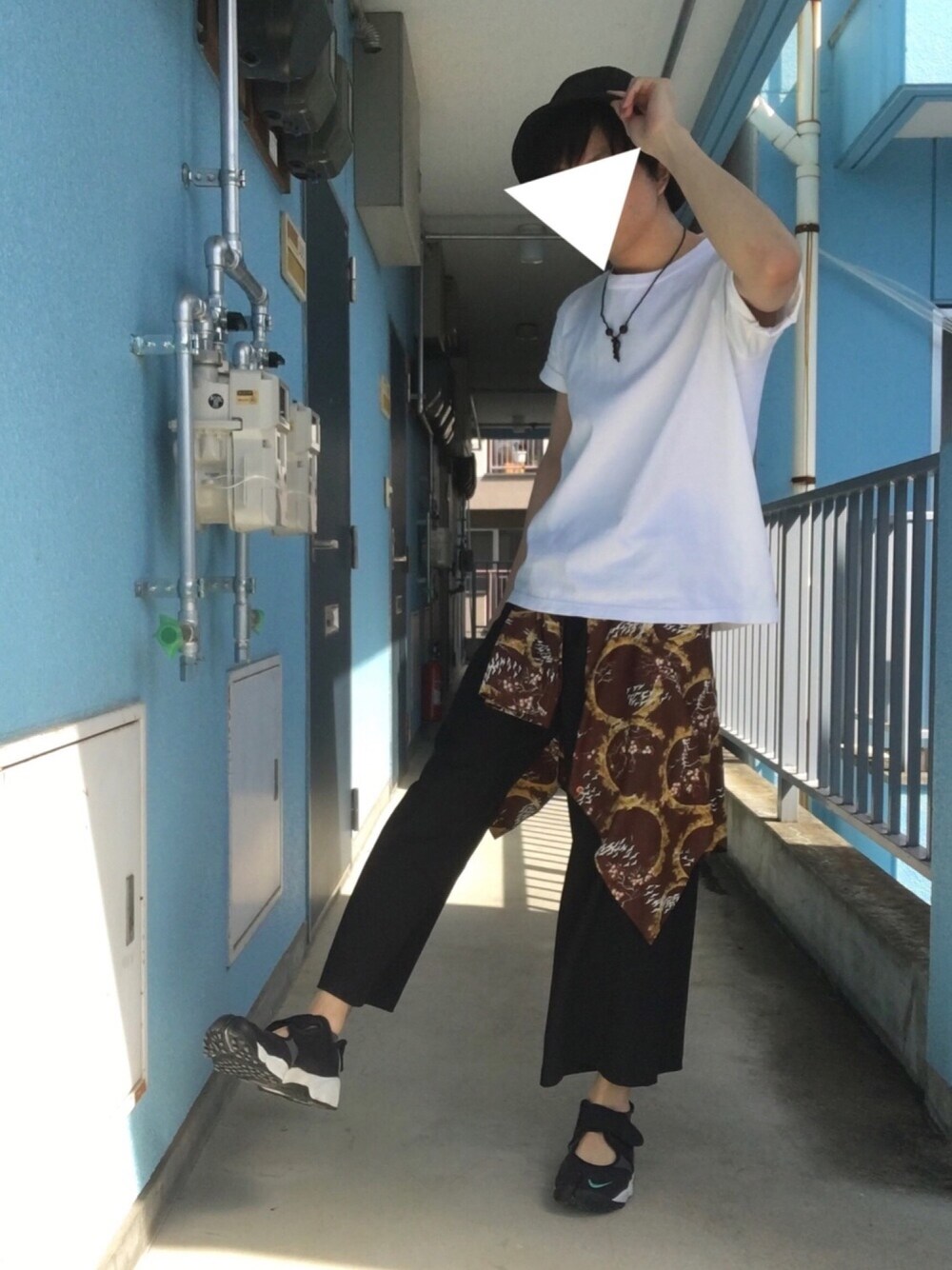 ホワイト系のTシャツ/カットソー、ブラウン系のシャツ/ブラウス、ブラック系のその他パンツを着用したメンズの夏コーディネートの1枚目の写真