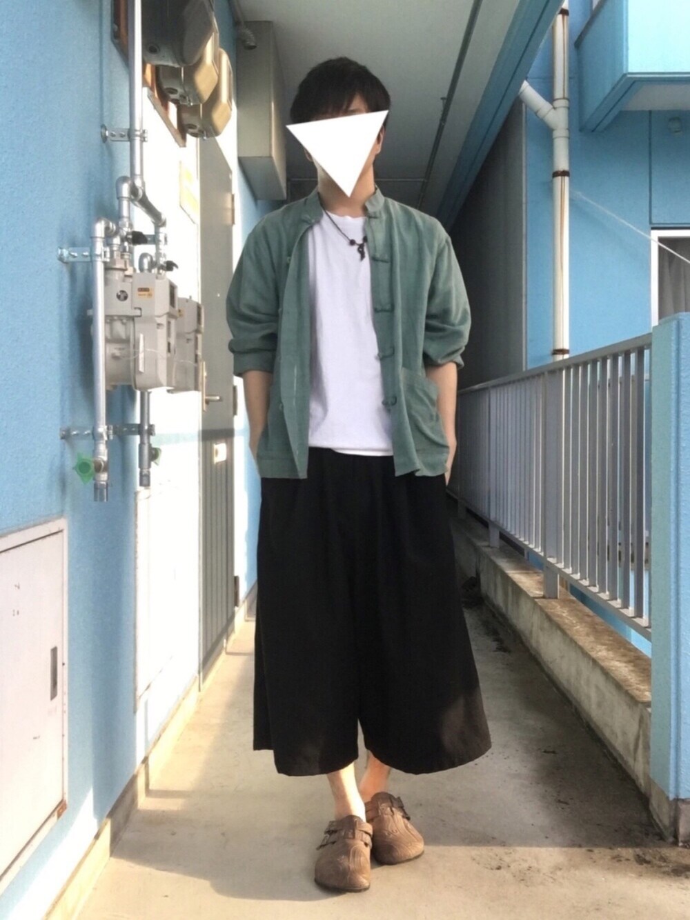 グリーン系のシャツ/ブラウス、ホワイト系のTシャツ/カットソー、ブラック系のその他パンツを着用したメンズの夏コーディネートの1枚目の写真
