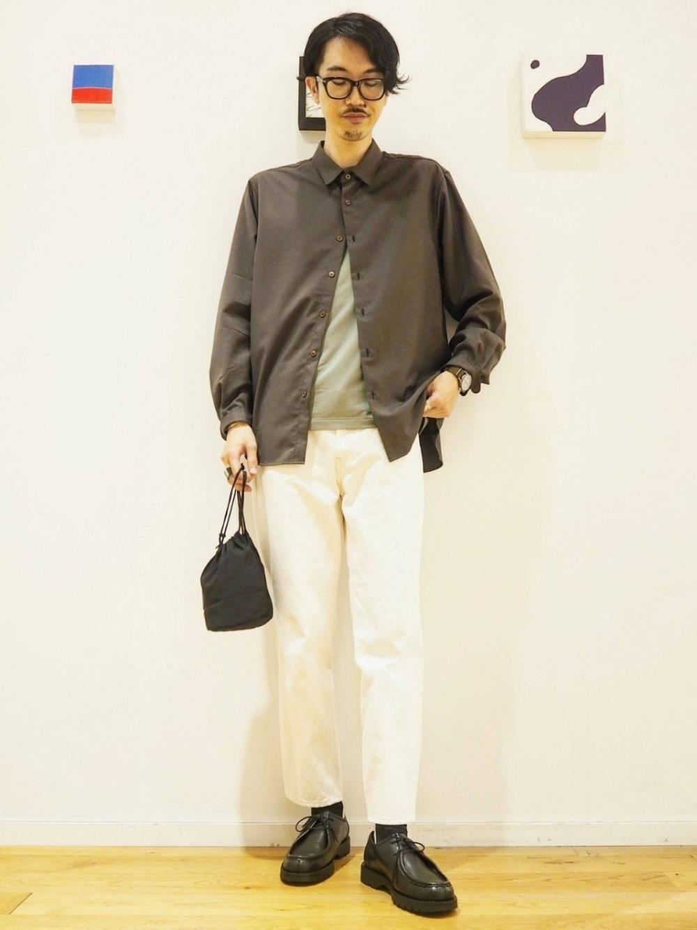 ブラック系のその他シューズ、グリーン系のTシャツ/カットソー、ブラック系のハンドバッグを着用したメンズの秋コーディネートの1枚目の写真