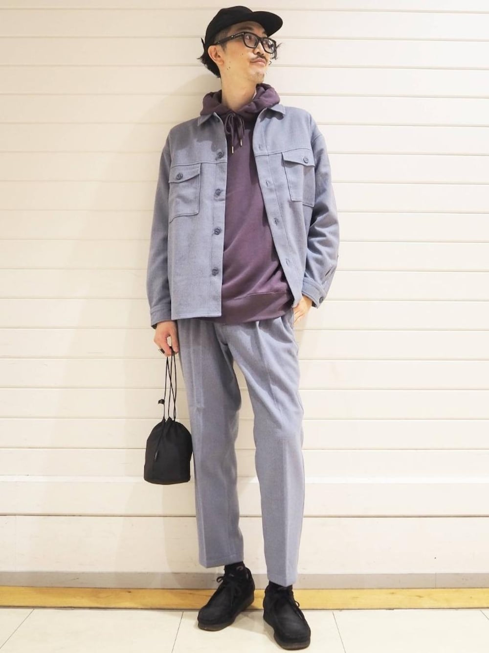 「大人カジュアル、casual、くすみカラー、Easy Set Up、カジュアルシーンで着こなすセットアップ」｜「STANDARD SUPPLYの[ スタンダード サプライ ] STANDARD SUPPLY W/D ストリング ポーチ S 巾着（ハンドバッグ、ブラック系）」を使った、ナカゴミさん（メンズ・184cm）の秋コーディネートの1枚目の写真