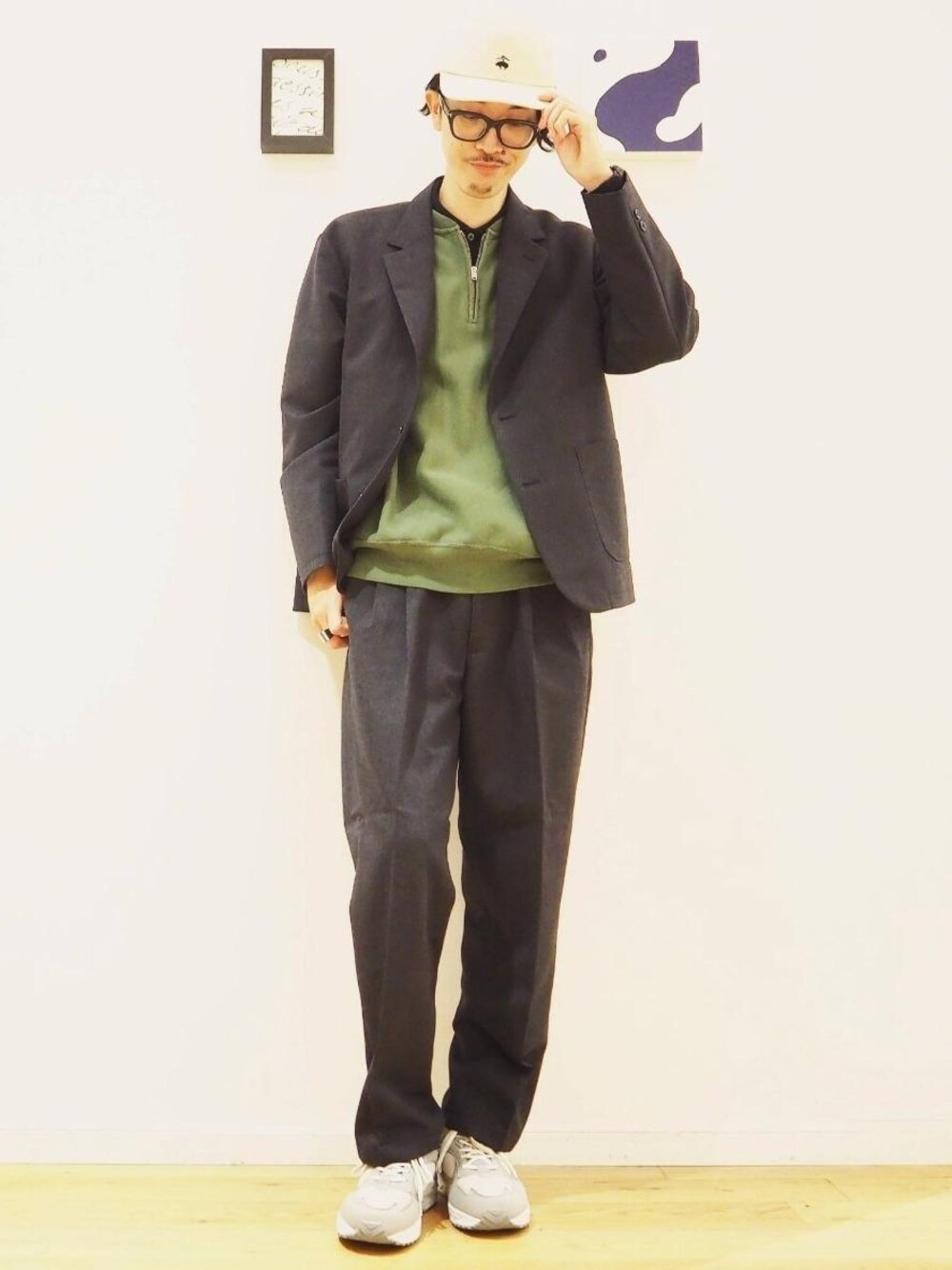 「大人カジュアル、casual、くすみカラー、GLR別注スタイル、Easy Set Up、カジュアルシーンで着こなすセットアップ」｜「MoonStarの[ ムーンスター ] SC MOONSTAR 810S STUDEN スニーカー （スニーカー、グレー系）」を使った、ナカゴミさん（メンズ・184cm）の秋コーディネートの1枚目の写真