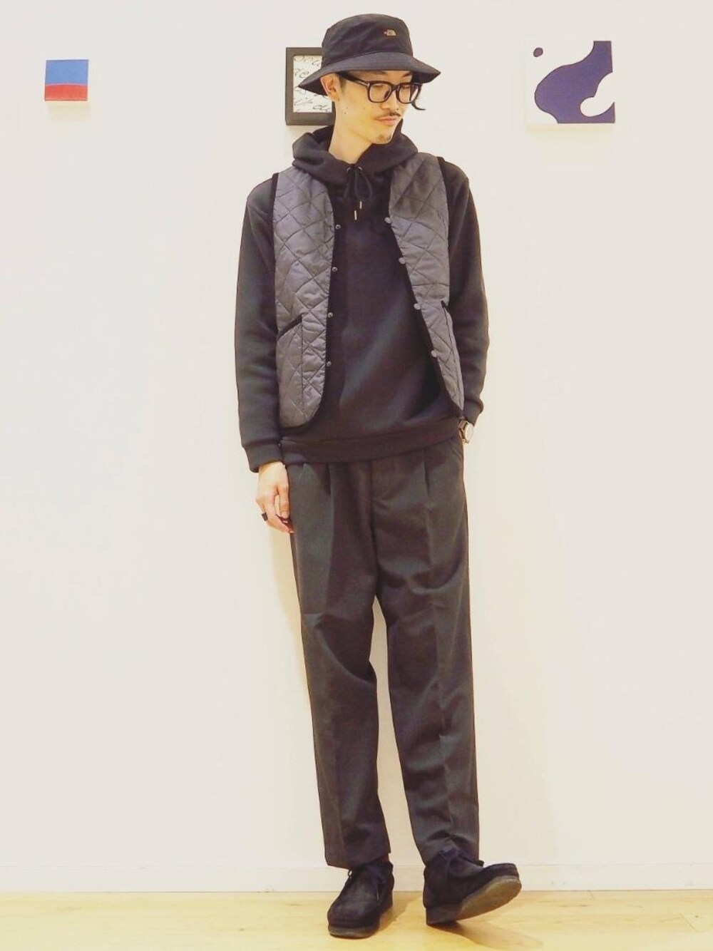 「レイヤードスタイル、大人カジュアル、casual」｜「green label relaxingのCM ソフト ダンボール ニット フーディー 長袖 パーカー （パーカー、ブラック系）」を使った、ナカゴミさん（メンズ・184cm）の秋コーディネートの1枚目の写真