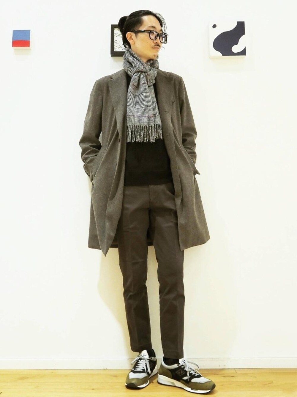 「casual、office、一押しのアウタースタイル」｜「green label relaxingのET 120s ハイゲージ 天竺 クルーネック ニット（ニット/セーター、ブラック系）」を使った、ナカゴミさん（メンズ・184cm）の冬コーディネートの1枚目の写真