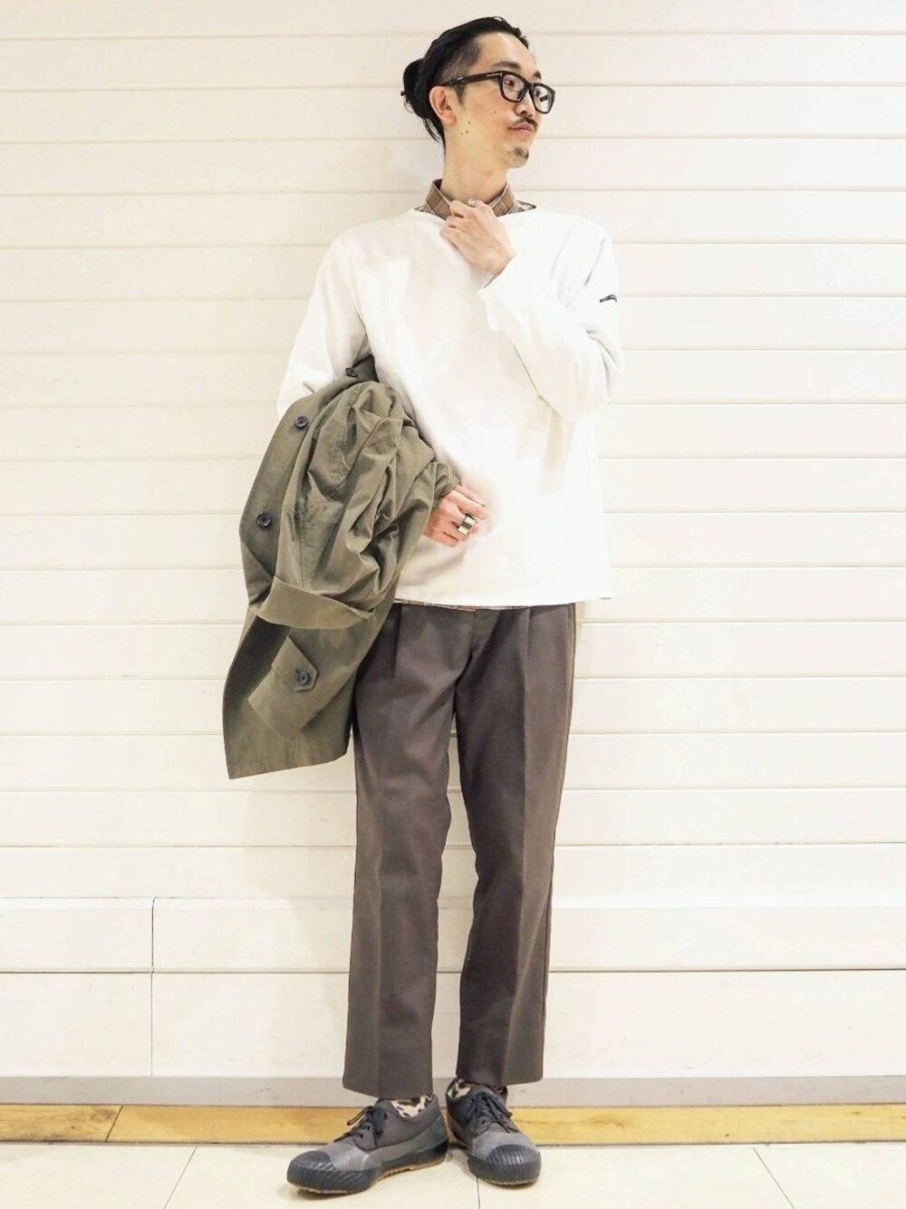 「大人カジュアル、casual、WORK TRIP OUTFITS、一押しのアウタースタイル、レイヤードスタイル」｜「green label relaxingのSC コードドビー チェック ボタンダウン 長袖 シャツ（シャツ/ブラウス、ベージュ系）」を使った、ナカゴミさん（メンズ・184cm）の冬コーディネートの1枚目の写真