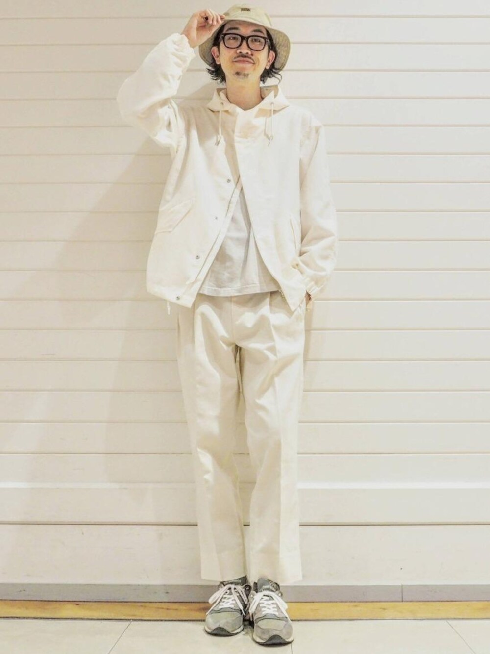「大人カジュアル、casual、WHITE! WHITE! WHITE!、”サマになるシリーズ”スタイル、一押しのアウタースタイル」｜「LOS ANGELES APPARELの別注 [ ロサンゼルスアパレル ] LOS ANGELES APPAREL G/D 長袖 Tシャツ（Tシャツ/カットソー、ベージュ系）」を使った、ナカゴミさん（メンズ・184cm）の冬コーディネートの1枚目の写真