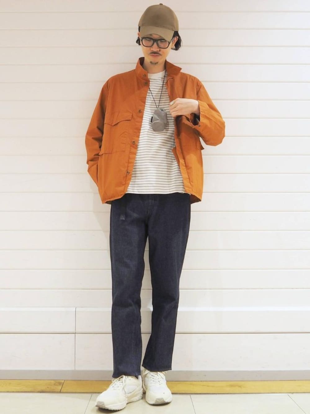「大人カジュアル、casual、春コートスタイル、Denim styling、”サマになるシリーズ”スタイル、一押しのアウタースタイル、カラーをプラス！冬から取り入れる、春色の装い」｜「green label relaxingのSC GLR テープ ダブル リング 20mm ベルト（ベルト、ブラック系）」を使った、ナカゴミさん（メンズ・184cm）の冬コーディネートの1枚目の写真