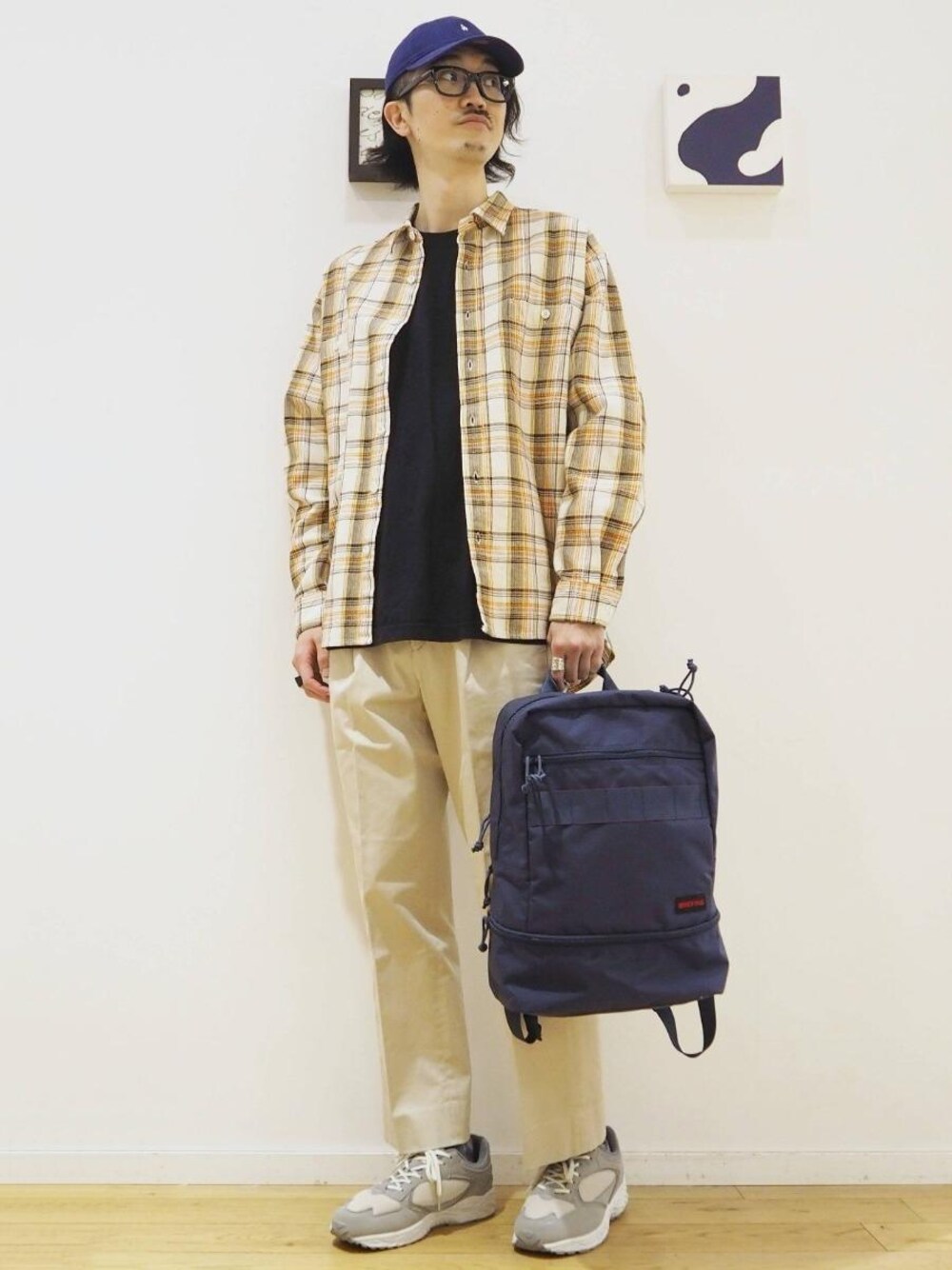 「大人カジュアル、casual、GLR別注スタイル、”サマになるシリーズ”スタイル、スタイリングのアクセントに活躍する柄シャツ、春カラースタイル」｜「MoonStarの[ ムーンスター ] SC MOONSTAR 810S STUDEN スニーカー （スニーカー、グレー系）」を使った、ナカゴミさん（メンズ・184cm）の春コーディネートの1枚目の写真