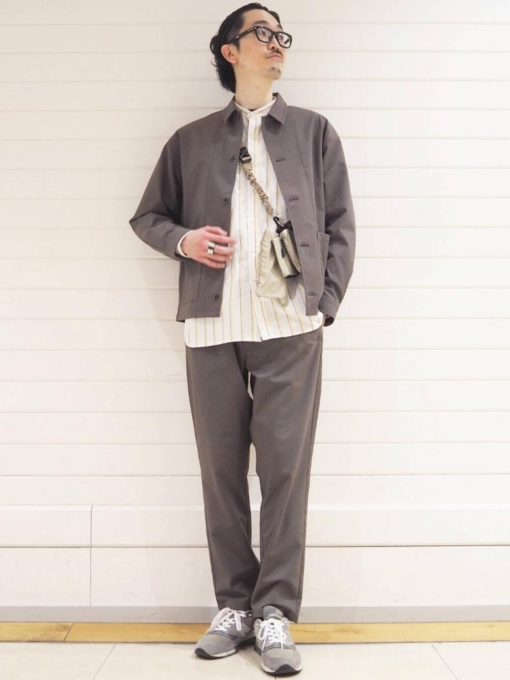 「大人カジュアル、casual、くすみカラー、GLR別注スタイル、スタイリングのアクセントに活躍する柄シャツ、カジュアルシーンで着こなすセットアップ、春におすすめシャツ＆ブラウス、春カラースタイル」｜「UNIVERSAL OVERALLの別注 [ ユニバーサル オーバーオール ] UNIVERSAL OVERALL バンドカラー シャツ（シャツ/ブラウス、ホワイト系）」を使った、ナカゴミさん（メンズ・184cm）の春コーディネートの1枚目の写真