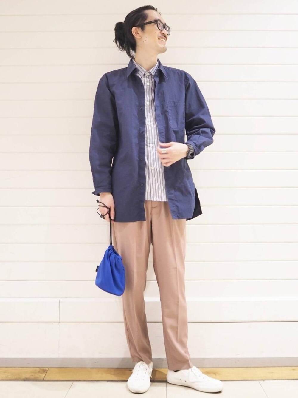 「大人カジュアル、casual、RELAX、イージーパンツスタイル、スタイリングのアクセントに活躍する柄シャツ、春におすすめシャツ＆ブラウス、春カラースタイル、オルマイパンツを取り入れたスタイリング」｜「STANDARD SUPPLYの[ スタンダード サプライ ] STANDARD SUPPLY W/D ストリング ポーチ S 巾着（ハンドバッグ、ブルー系）」を使った、ナカゴミさん（メンズ・184cm）の春コーディネートの1枚目の写真