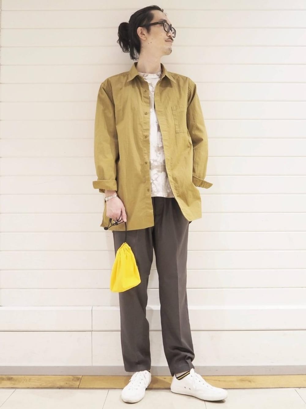 「大人カジュアル、casual、春コートスタイル、RELAX、イージーパンツスタイル、春におすすめシャツ＆ブラウス、GLR/ lab、春カラースタイル、オルマイパンツを取り入れたスタイリング」｜「STANDARD SUPPLYの[ スタンダード サプライ ] STANDARD SUPPLY W/D ストリング ポーチ S 巾着（ハンドバッグ、イエロー系）」を使った、ナカゴミさん（メンズ・184cm）の春コーディネートの1枚目の写真