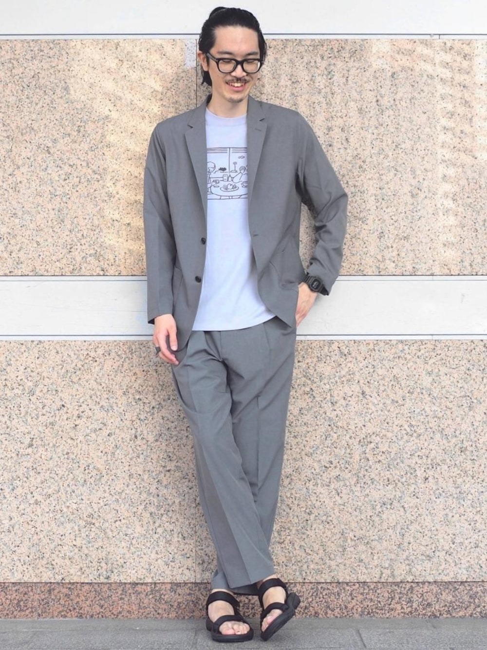 「セットアップ、大人カジュアル、くすみカラー、Tシャツ/カットソー、Easy Set Up、イージーパンツスタイル、カジュアルシーンで着こなすセットアップ、春カラースタイル、トラベル /リゾート」｜「Tevaの[ テバ ] SC TEVA HURRICANE XLT2 サンダル（サンダル、ブラック系）」を使った、ナカゴミさん（メンズ・184cm）の春コーディネートの1枚目の写真