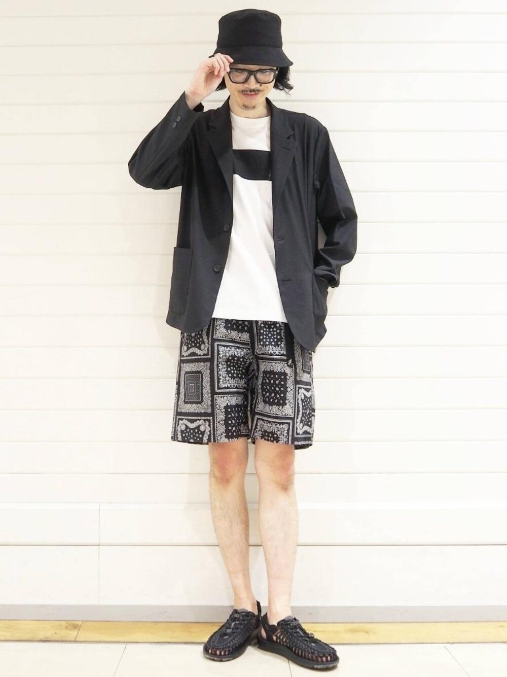 「リラックス、Tシャツ/カットソー、トラベル /リゾート、アウトドア/アスレジャー」｜「CHUMSの別注 [ チャムス ] CHUMS GLR ライン ポケット Tシャツ ポケT カットソー（Tシャツ/カットソー、ホワイト系）」を使った、ナカゴミさん（メンズ・184cm）の春コーディネートの1枚目の写真