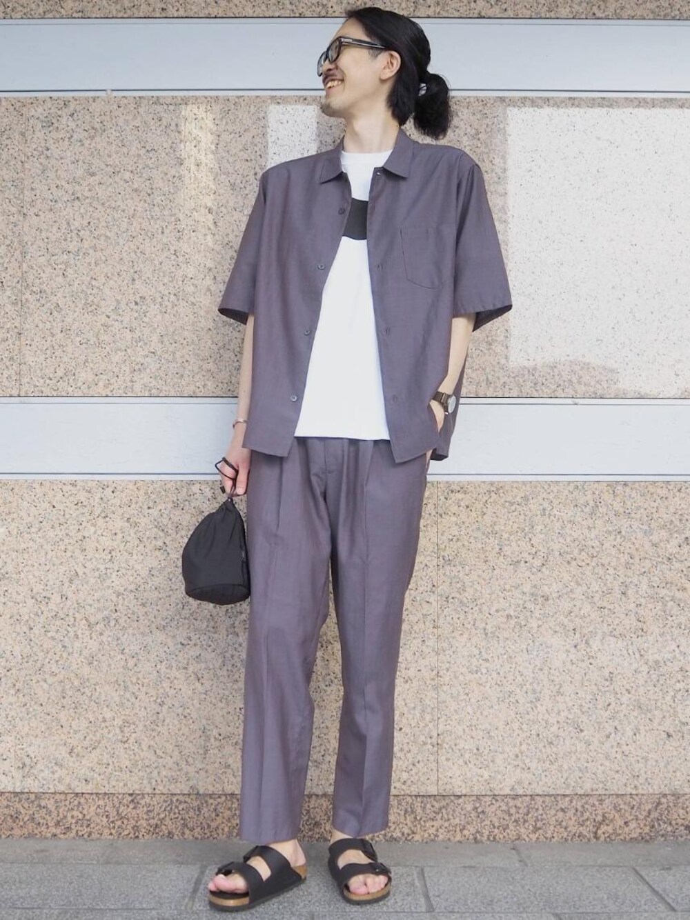 「リラックス、シャツ/ブラウス、Tシャツ/カットソー、トラベル /リゾート、ぱんつ、☆カジュアルセットアップ、☆イージーパンツ」｜「STANDARD SUPPLYの[ スタンダード サプライ ] STANDARD SUPPLY W/D ストリング ポーチ S 巾着（ハンドバッグ、ブラック系）」を使った、ナカゴミさん（メンズ・184cm）の夏コーディネートの1枚目の写真