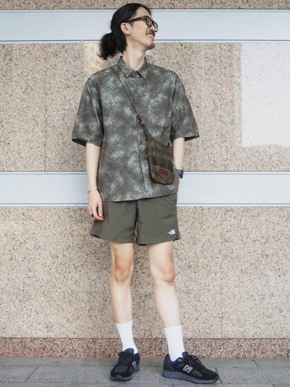 「リラックス、ストリート、シャツ/ブラウス、トラベル /リゾート、アウトドア/アスレジャー、☆柄シャツ」｜「green label relaxingのSC オーガニック ヘビーウェイト クルーネック 半袖 Tシャツ カットソー（Tシャツ/カットソー、ブラック系）」を使った、ナカゴミさん（メンズ・184cm）の夏コーディネートの1枚目の写真