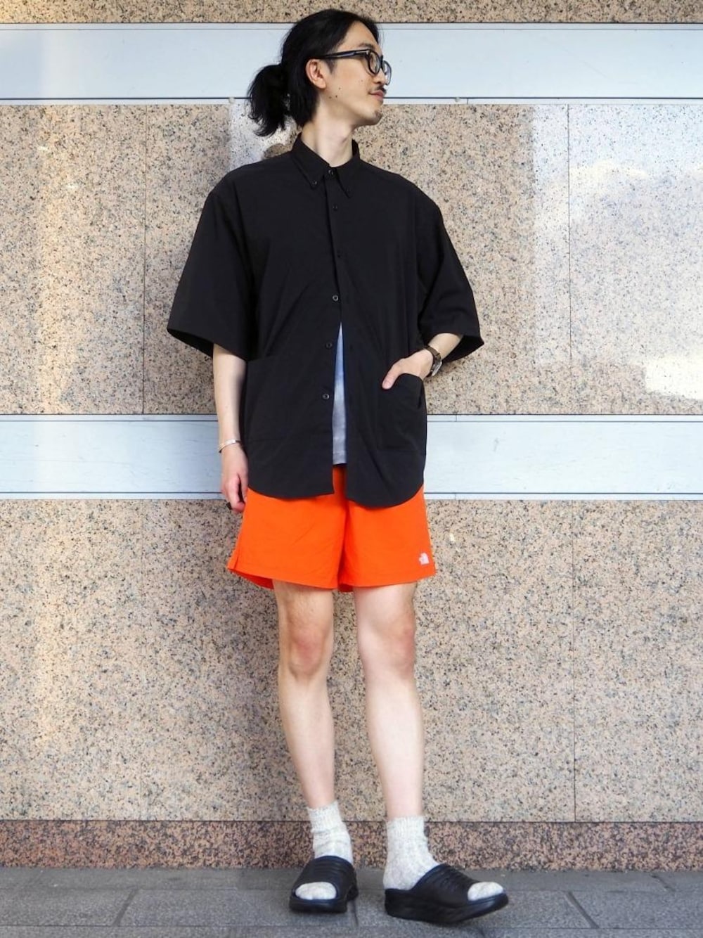 「リラックス、ストリート、シャツ/ブラウス、トラベル /リゾート、アウトドア/アスレジャー、■THE NORTH FACE、■Livelihood」｜「HOKAの［ ホカ オネオネ ］SC HOKA ONEONE ORA RCVRY SLIDE サンダル（サンダル、ブラック系）」を使った、ナカゴミさん（メンズ・184cm）の夏コーディネートの1枚目の写真