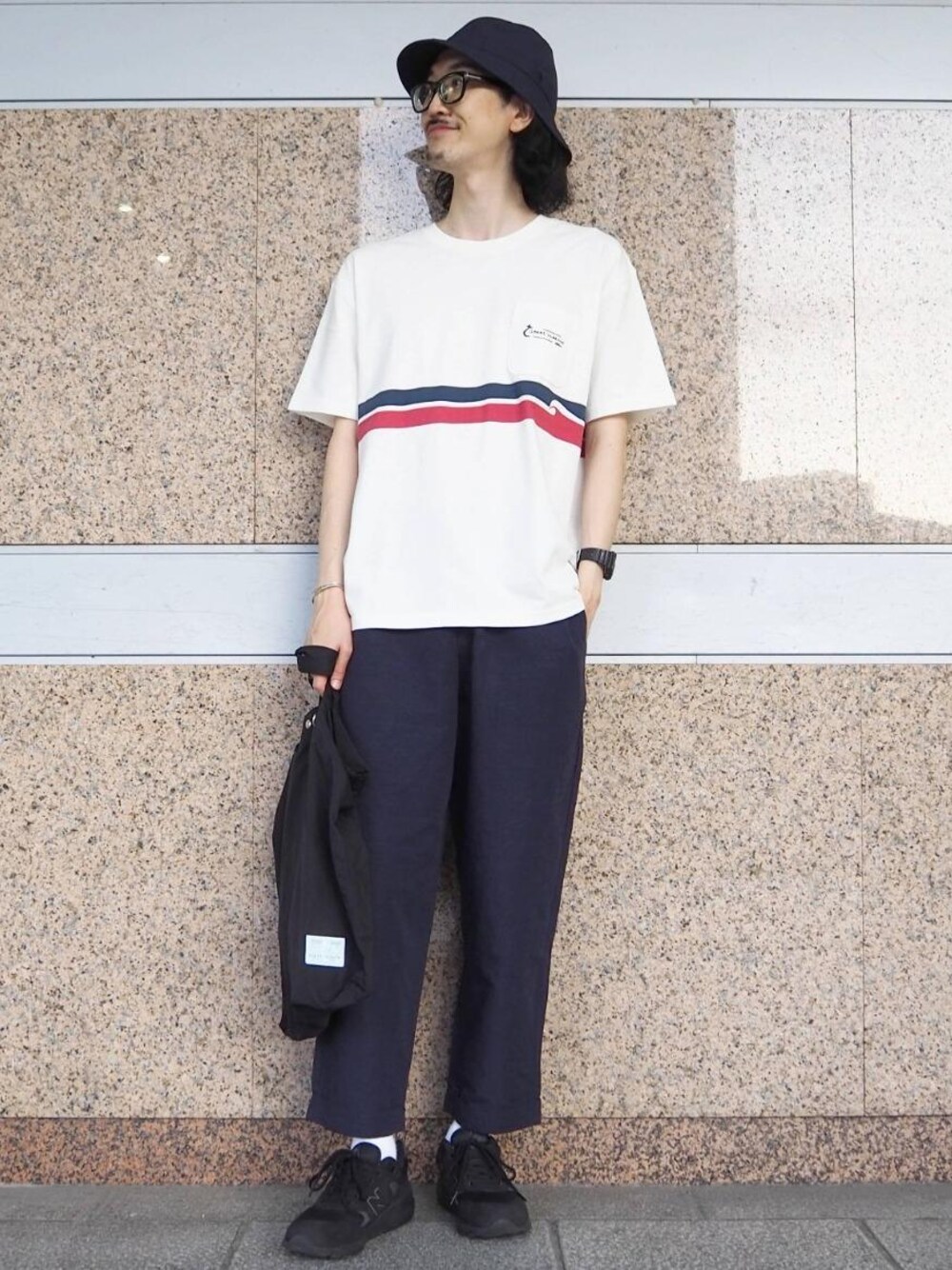 「リラックス、Tシャツ/カットソー、ベーシック/トラッド、ハット/キャップ、トラベル /リゾート、アウトドア/アスレジャー、☆イージーパンツ、■GLR/ lab」｜「green label relaxingの[ ノーディナリー ] N/ordinary 2WAY ショルダーバッグ（ショルダーバッグ、ブラック系）」を使った、ナカゴミさん（メンズ・184cm）の夏コーディネートの1枚目の写真