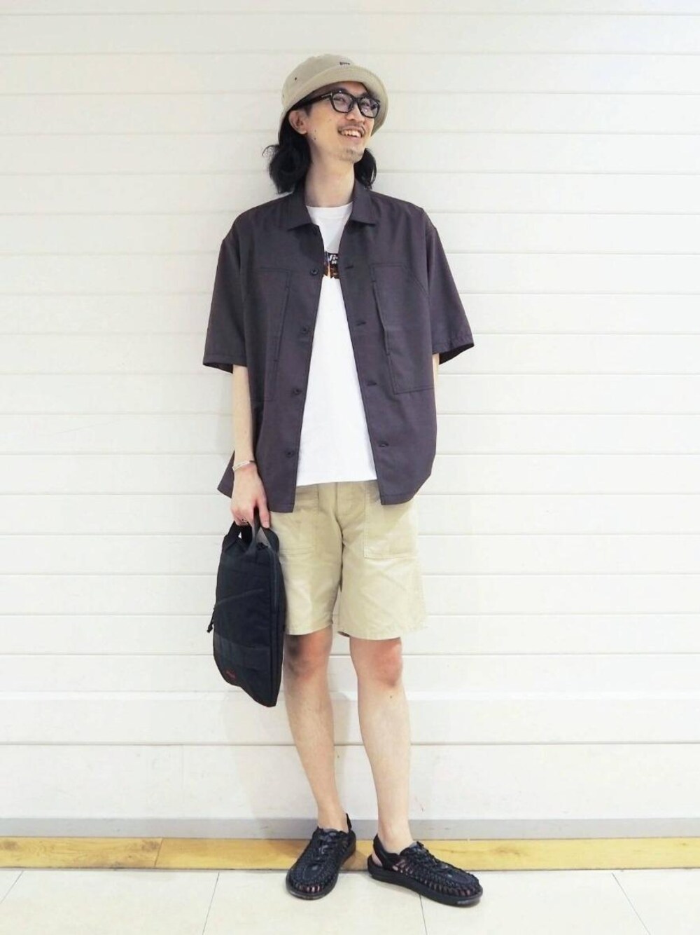 「リラックス、トラベル /リゾート、■GUNG HO、■ジャクソンポロック」｜「KEENの別注 [ キーン ] SC KEEN GLR UNEEK ユニーク サンダル（サンダル、ブラック系）」を使った、ナカゴミさん（メンズ・184cm）の夏コーディネートの1枚目の写真