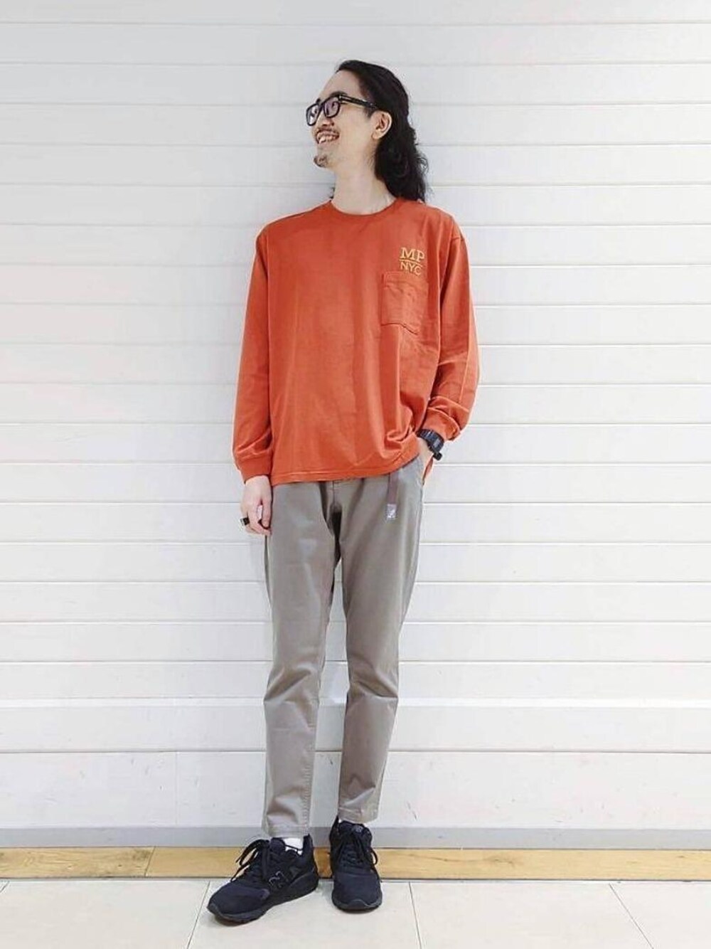 「トレンド、リラックス、ストリート、Tシャツ/カットソー、ぱんつ、☆ユニセックス、■GRAMICCI」｜「Gramicciの【別注】＜GRAMICCI/green label relaxing＞ サテン テーパード パンツ（その他パンツ、ブラウン系）」を使った、ナカゴミさん（メンズ・184cm）の夏コーディネートの1枚目の写真