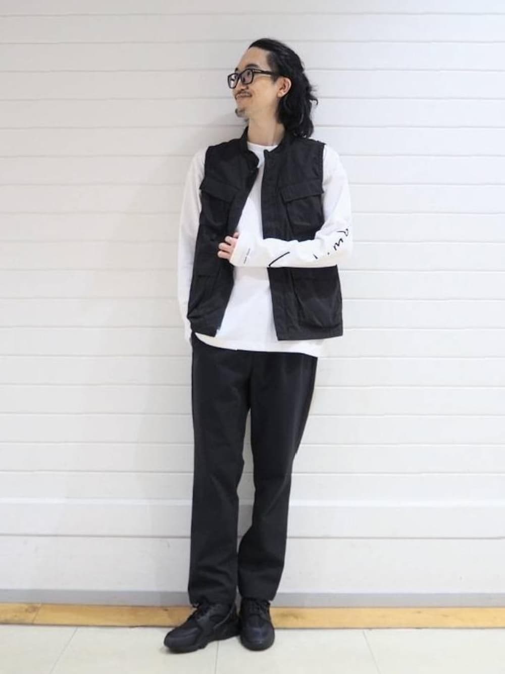 「スニーカー、リラックス、ストリート、Tシャツ/カットソー、アウトドア/アスレジャー、☆レイヤードスタイル、☆イージーパンツ」｜「green label relaxingの＜green label relaxing＞ウールライク PLAY PANTS/パンツ -防シワ・ストレッチ・ウォッシャブル-（その他パンツ、ブラック系）」を使った、ナカゴミさん（メンズ・184cm）の夏コーディネートの1枚目の写真