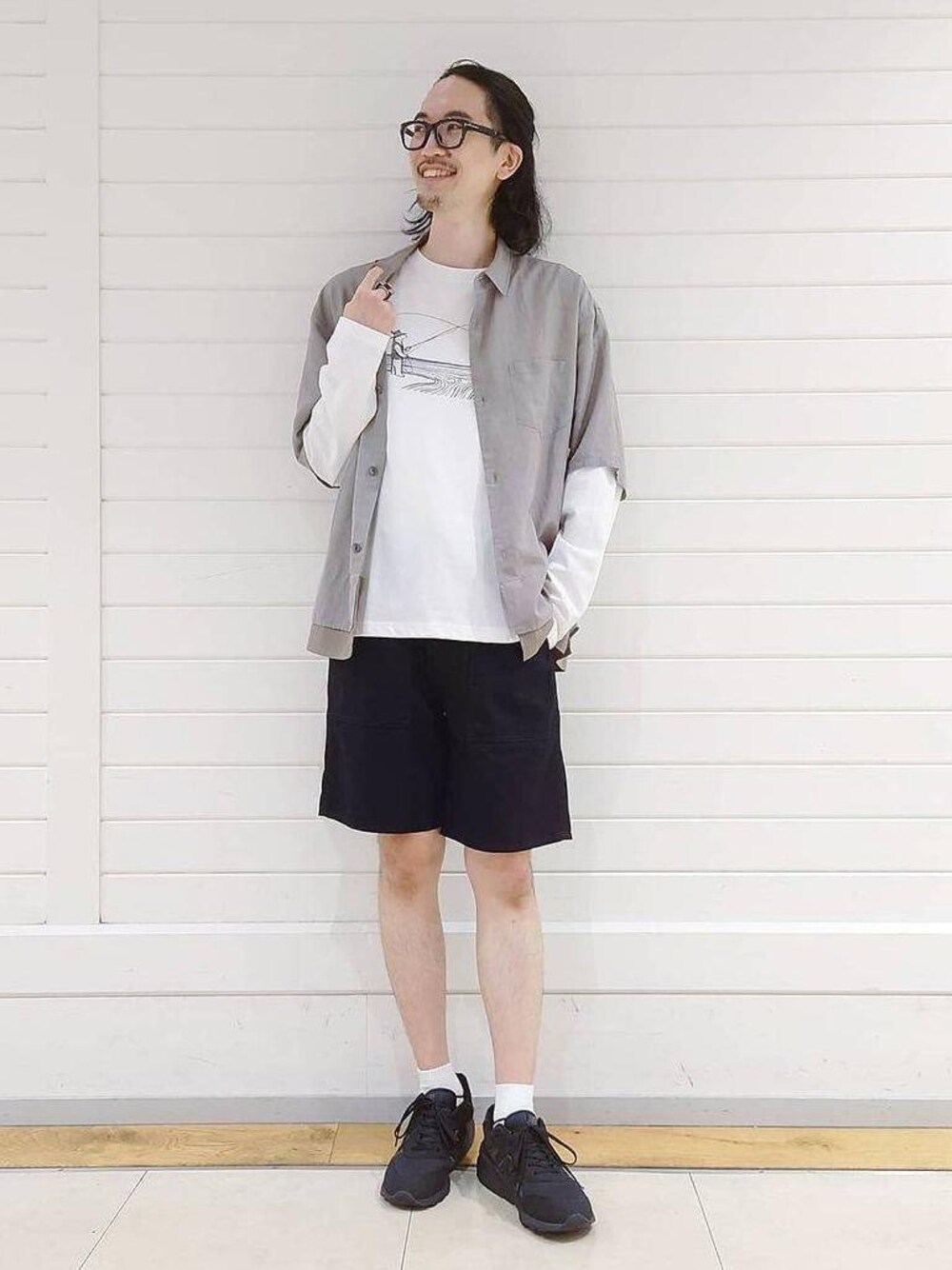 「トレンド、リラックス、シャツ/ブラウス、Tシャツ/カットソー、トラベル /リゾート、アウトドア/アスレジャー、☆レイヤードスタイル、■GUNG HO」｜「GUNG HOの別注 [ ガンホー ] SC GUNG HO GLR ツイル ベイカー イージー ショーツ（その他パンツ、ブラック系）」を使った、ナカゴミさん（メンズ・184cm）の夏コーディネートの1枚目の写真