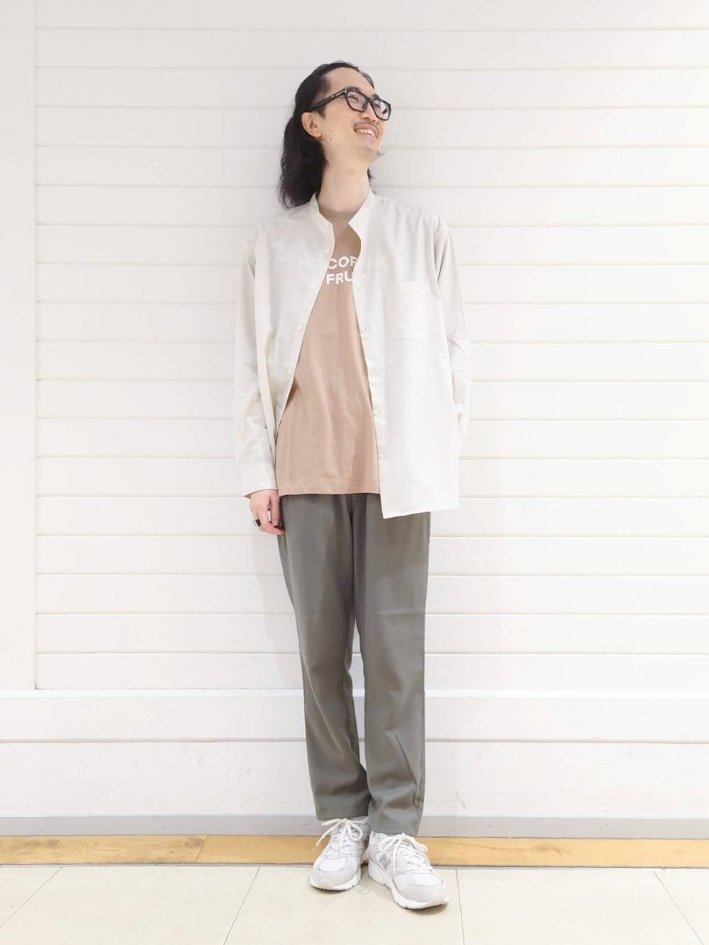 「トレンド、リラックス、シャツ/ブラウス、Tシャツ/カットソー、トラベル /リゾート、☆レイヤードスタイル、☆イージーパンツ」｜「FRUIT OF THE LOOMの【別注】＜FRUIT OF THE LOOM×NO COFFEE＞ロゴ T1 Tシャツ ロンT（Tシャツ/カットソー、ベージュ系）」を使った、ナカゴミさん（メンズ・184cm）の夏コーディネートの1枚目の写真