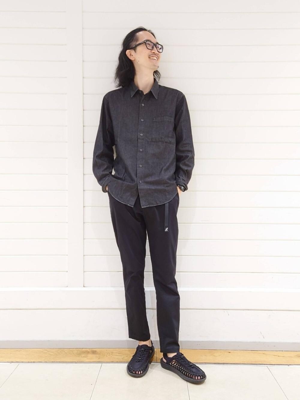 「リラックス、シャツ/ブラウス、ベーシック/トラッド、ぱんつ、■GRAMICCI」｜「Gramicciの【別注】＜GRAMICCI/green label relaxing＞ サテン テーパード パンツ（その他パンツ、ブラック系）」を使った、ナカゴミさん（メンズ・184cm）の夏コーディネートの1枚目の写真