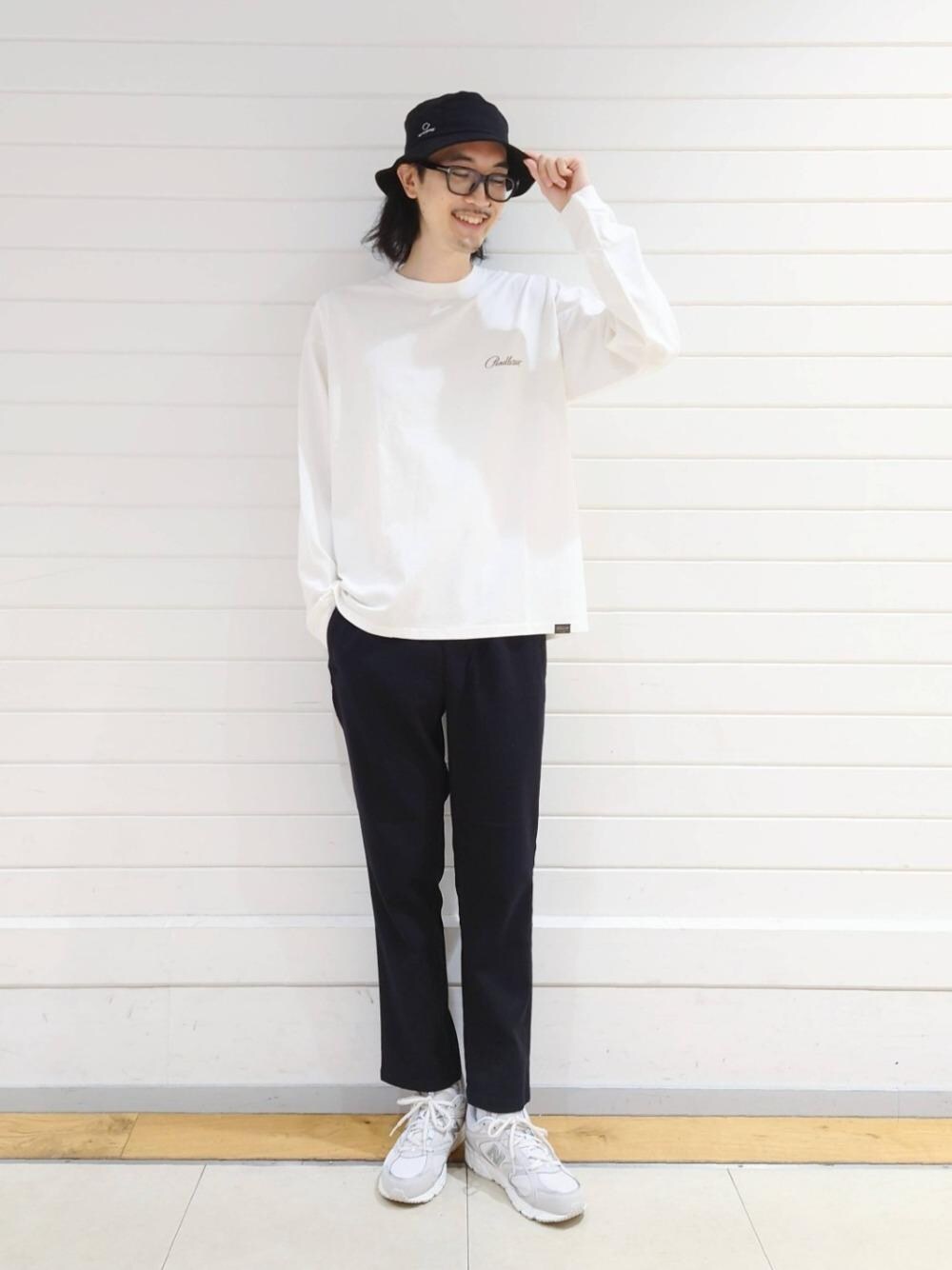 「トレンド、リラックス、ストリート、Tシャツ/カットソー、ハット/キャップ、アウトドア/アスレジャー、☆イージーパンツ」｜「FRUIT OF THE LOOMの＜FRUIT OF THE LOOM×NO COFFEE＞バケットハット（ハット、ブラック系）」を使った、ナカゴミさん（メンズ・184cm）の夏コーディネートの1枚目の写真