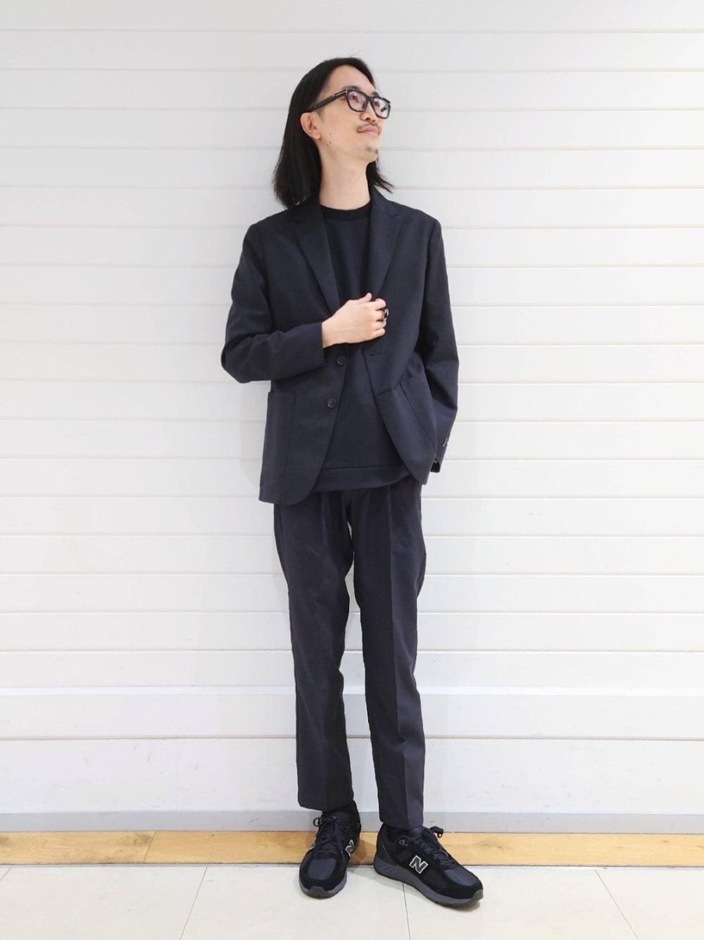 「ジャケット、リラックス、ビジネス、Tシャツ/カットソー、ベーシック/トラッド、ぱんつ、□お悩み別 / ほっそり」｜「NEW BALANCEの[ ニューバランス ] New Balance MW1880 B1 スニーカー（スニーカー、ブラック系）」を使った、ナカゴミさん（メンズ・184cm）の夏コーディネートの1枚目の写真