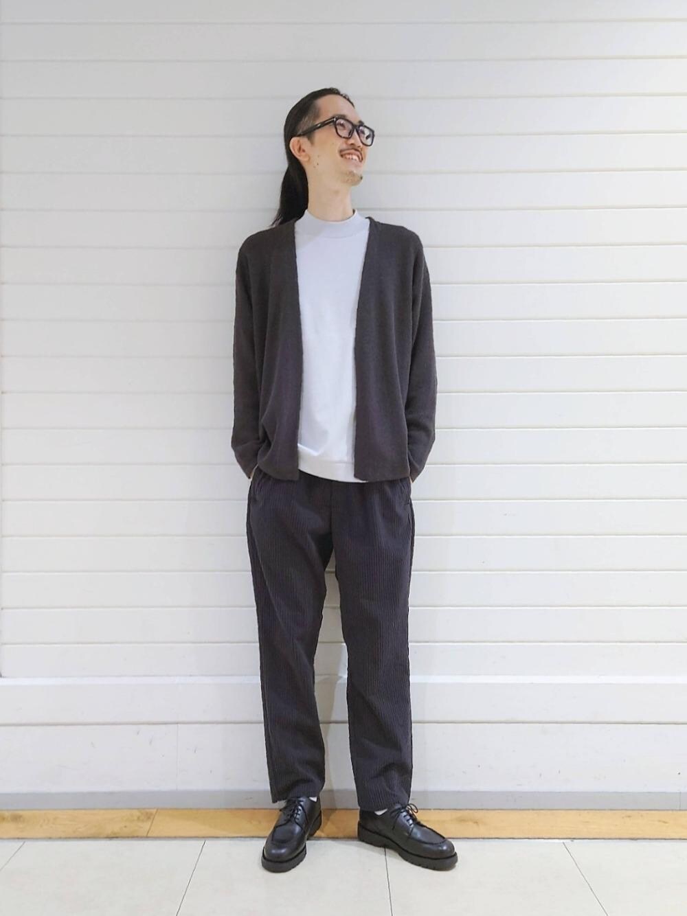 「カーディガン、リラックス、ベーシック/トラッド、トラベル /リゾート、□Mお悩み別 / ほっそり」｜「green label relaxingの＜green label relaxing＞ポンチ モックネック カットソー（Tシャツ/カットソー、グレー系）」を使った、ナカゴミさん（メンズ・184cm）の秋コーディネートの1枚目の写真