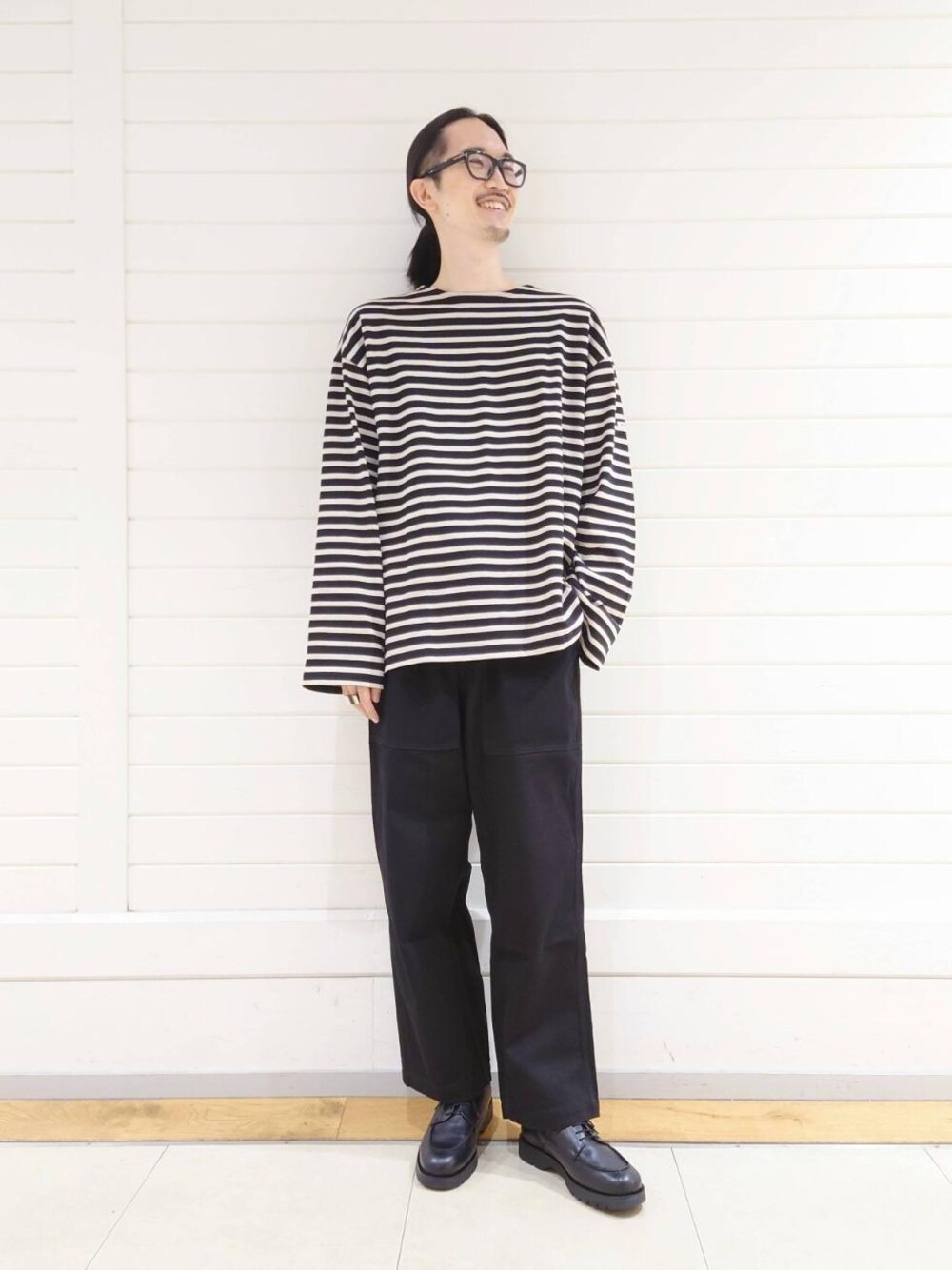 「トレンド、Tシャツ/カットソー、ベーシック/トラッド、ぱんつ、□Mお悩み別 / ほっそり」｜「BIG MACの【別注】＜BIG MAC×green label relaxing＞ ツイル ペインター イージー パンツ（その他パンツ、ブラック系）」を使った、ナカゴミさん（メンズ・184cm）の秋コーディネートの1枚目の写真