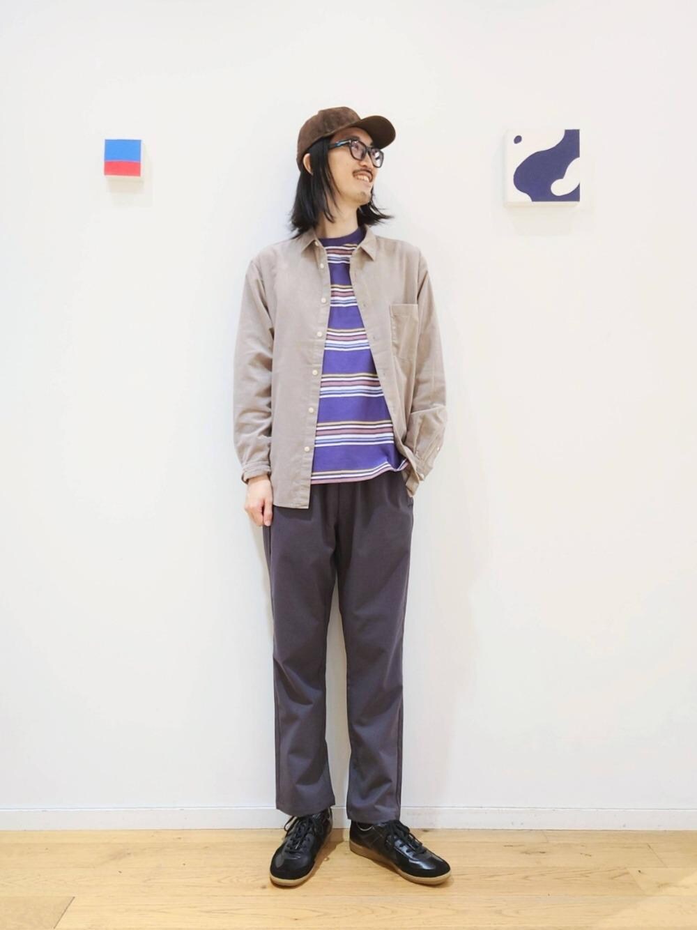 「リラックス、シャツ/ブラウス、ベーシック/トラッド、ハット/キャップ、□Mお悩み別 / ほっそり」｜「GERMAN TRAINERの[ ジャーマントレーナー ] SC GERMAN TRAINER スニーカー（スニーカー、ブラック系）」を使った、ナカゴミさん（メンズ・184cm）の秋コーディネートの1枚目の写真
