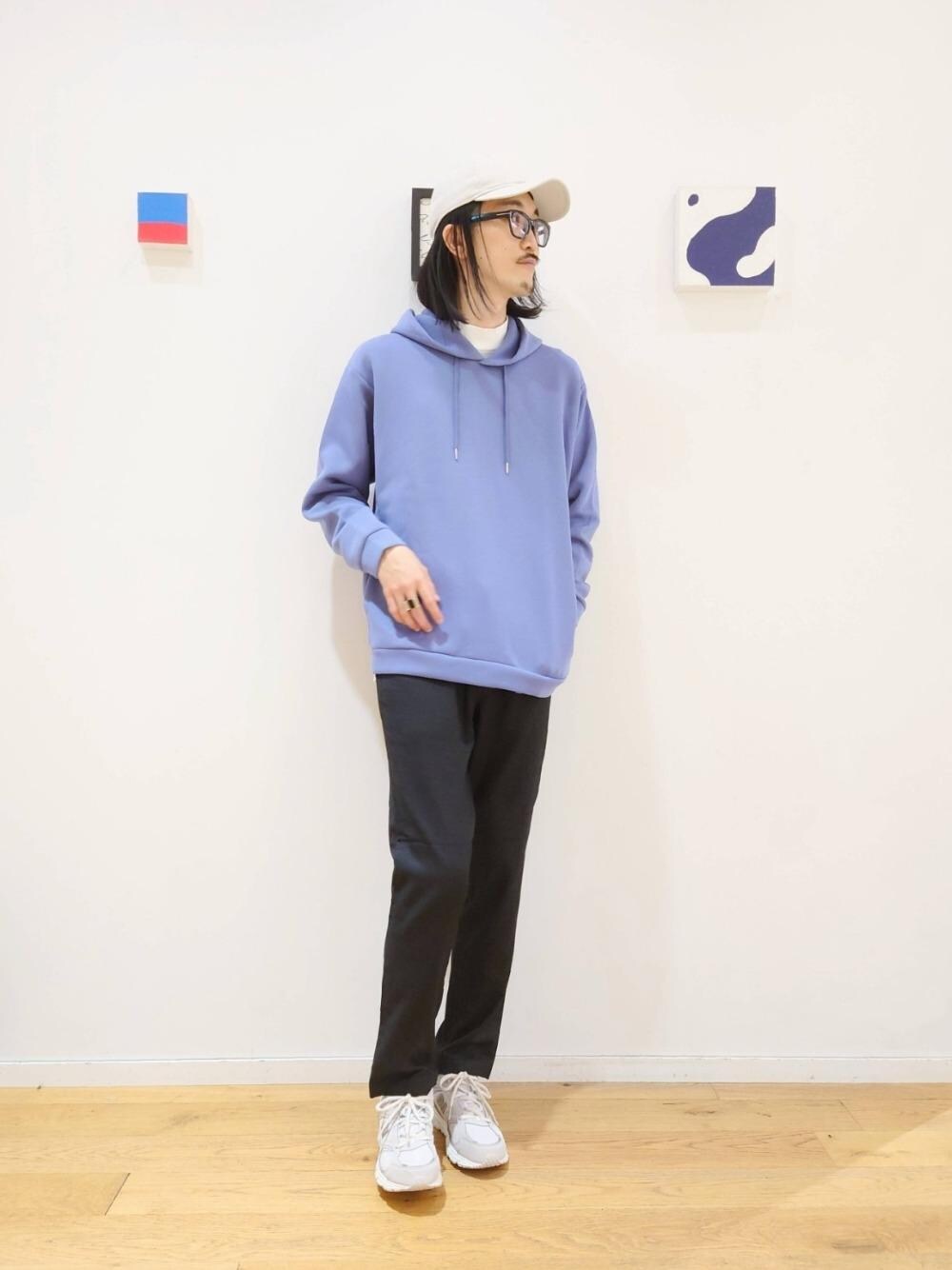 「リラックス、Tシャツ/カットソー、ハット/キャップ、ぱんつ、□Mお悩み別 / ほっそり」｜「green label relaxingの＜green label relaxing＞ソフト ダンボール 長袖 フーディー パーカー（パーカー、ブルー系）」を使った、ナカゴミさん（メンズ・184cm）の秋コーディネートの1枚目の写真