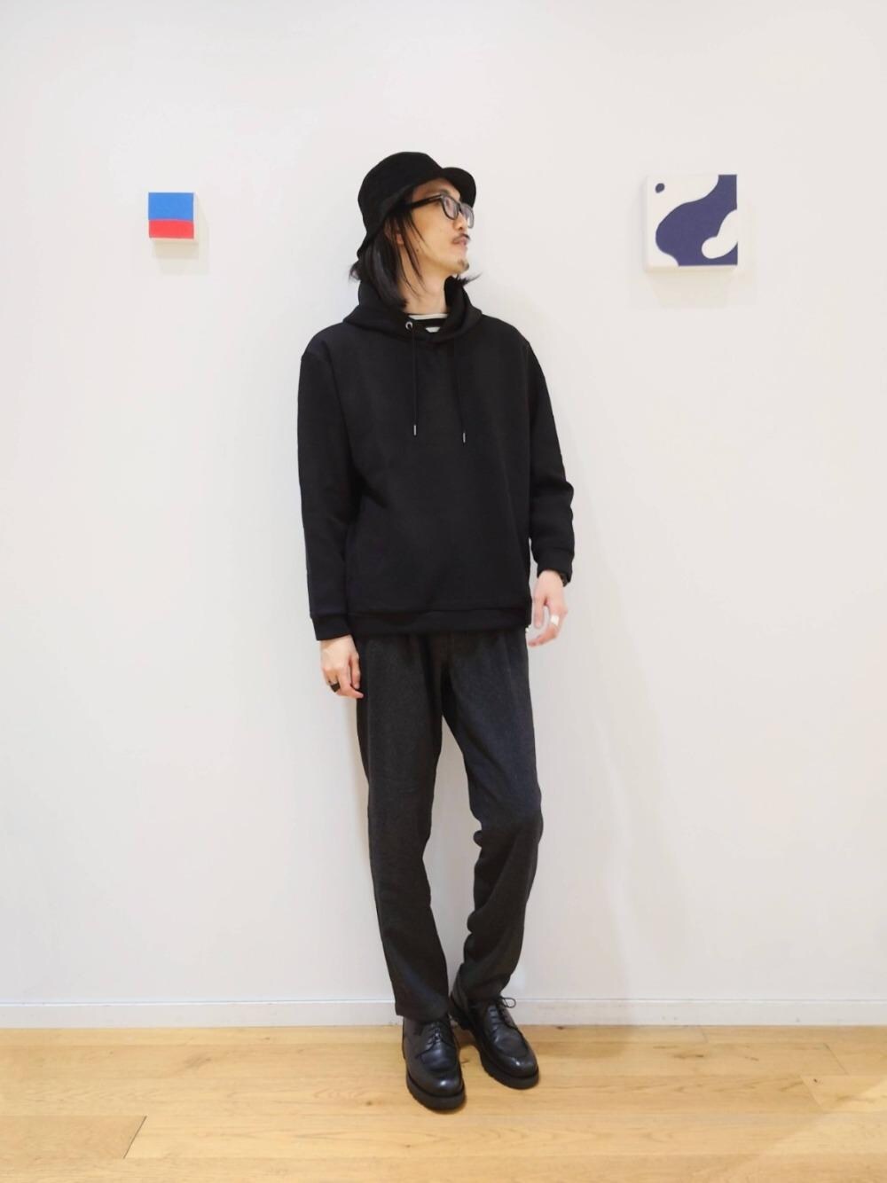 「リラックス、Tシャツ/カットソー、ぱんつ、□Mお悩み別 / ほっそり」｜「green label relaxingの＜green label relaxing＞ソフト ダンボール 長袖 フーディー パーカー（パーカー、ブラック系）」を使った、ナカゴミさん（メンズ・184cm）の秋コーディネートの1枚目の写真