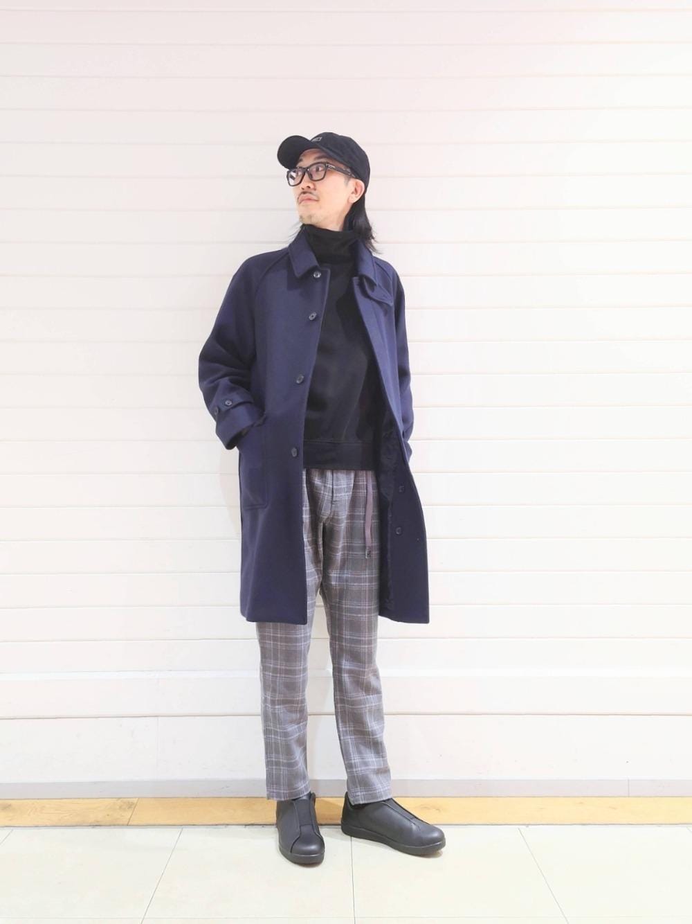 「スニーカー、トレンド、リラックス、ハット/キャップ、■GRAMICCI、□Mお悩み別 / ほっそり、あうたー、■810s」｜「MoonStarの＜MOONSTAR（ムーンスター）＞ 810s KITCHE キッチェ スニーカー（スニーカー、ブラック系）」を使った、ナカゴミさん（メンズ・184cm）の秋コーディネートの1枚目の写真