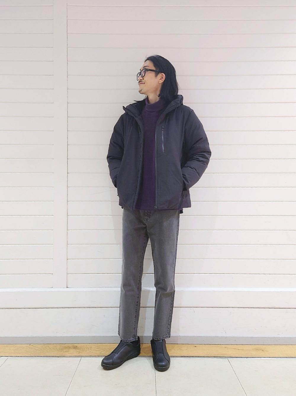 「ストリート、デニムパンツ、Tシャツ/カットソー、□Mお悩み別 / ほっそり、あうたー、■810s」｜「MoonStarの＜MOONSTAR（ムーンスター）＞ 810s KITCHE キッチェ スニーカー（スニーカー、ブラック系）」を使った、ナカゴミさん（メンズ・184cm）の冬コーディネートの1枚目の写真