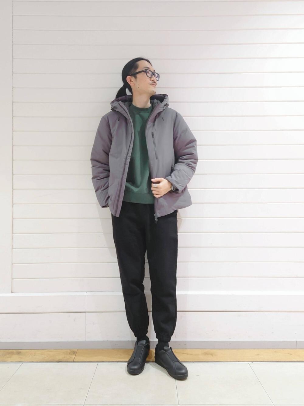 「Tシャツ/カットソー、□Mお悩み別 / ほっそり、あうたー、■810s」｜「MoonStarの＜MOONSTAR（ムーンスター）＞ 810s KITCHE キッチェ スニーカー（スニーカー、ブラック系）」を使った、ナカゴミさん（メンズ・184cm）の冬コーディネートの1枚目の写真
