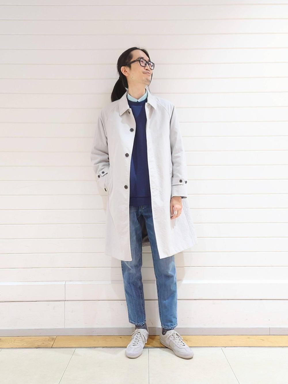 「デニムパンツ、Tシャツ/カットソー、ベーシック/トラッド、トラベル /リゾート、□Mお悩み別 / ほっそり、あうたー」｜「green label relaxingの針抜き ダンボール クルーネック スウェット（スウェット、ブルー系）」を使った、ナカゴミさん（メンズ・184cm）の冬コーディネートの1枚目の写真